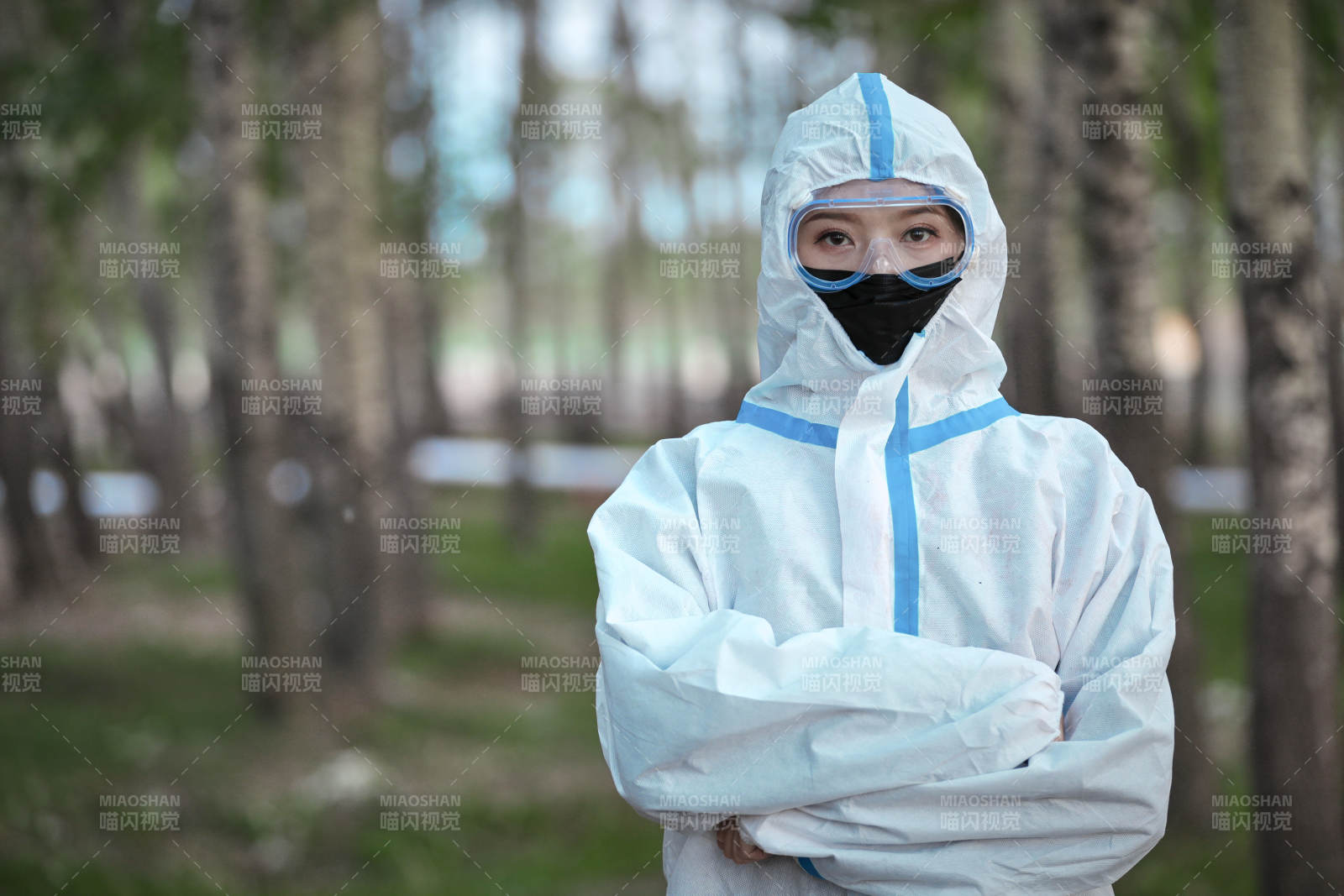 穿白色防護(hù)服佩戴護(hù)目鏡口罩的女性防護(hù)人員