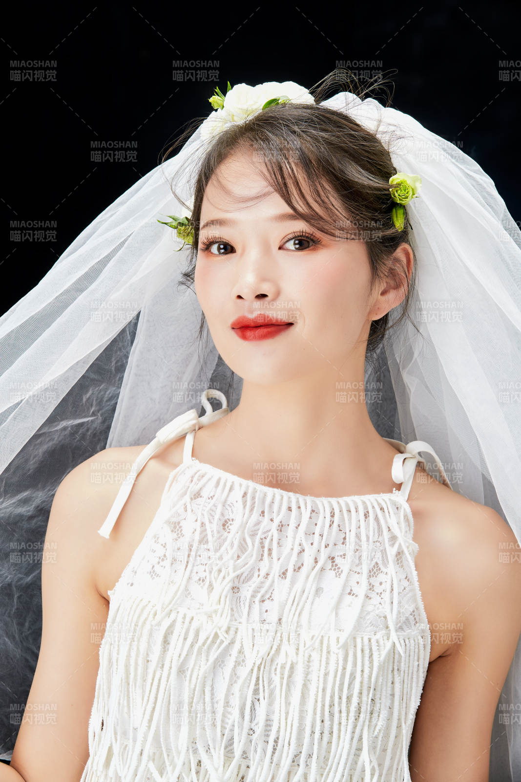 黑色背景下的美妝新娘彩妝人像