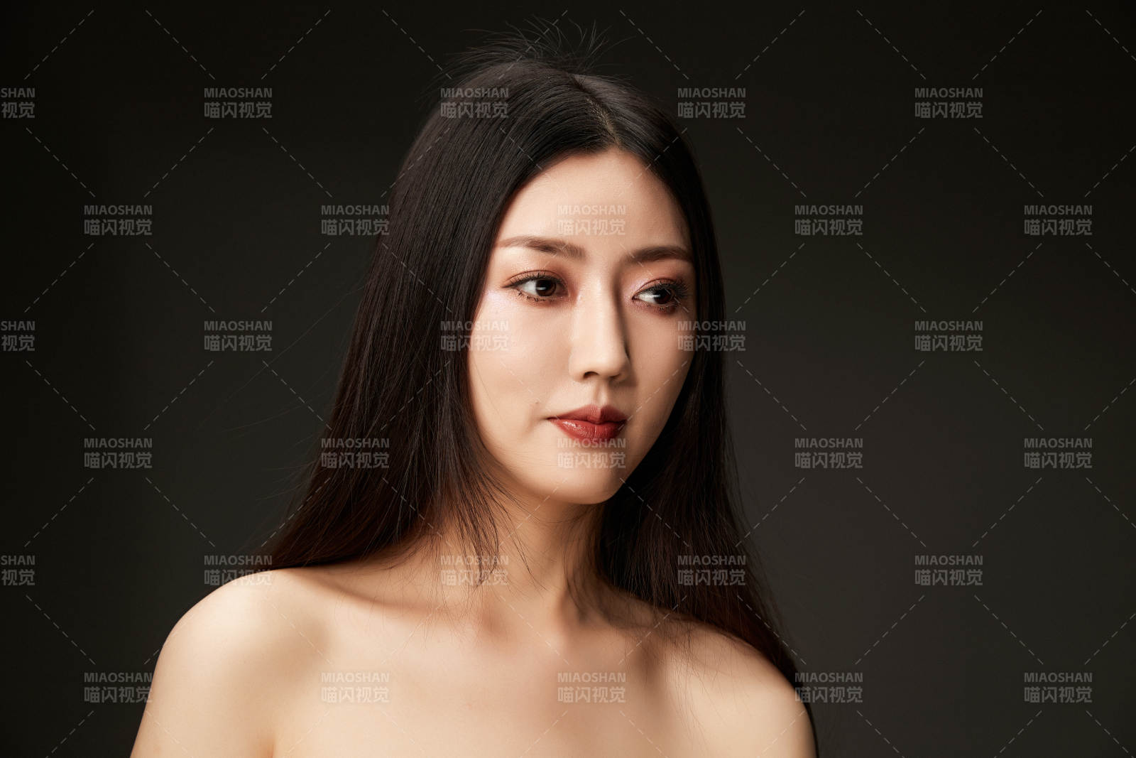 时尚亚洲女性婚纱妆面彩妆