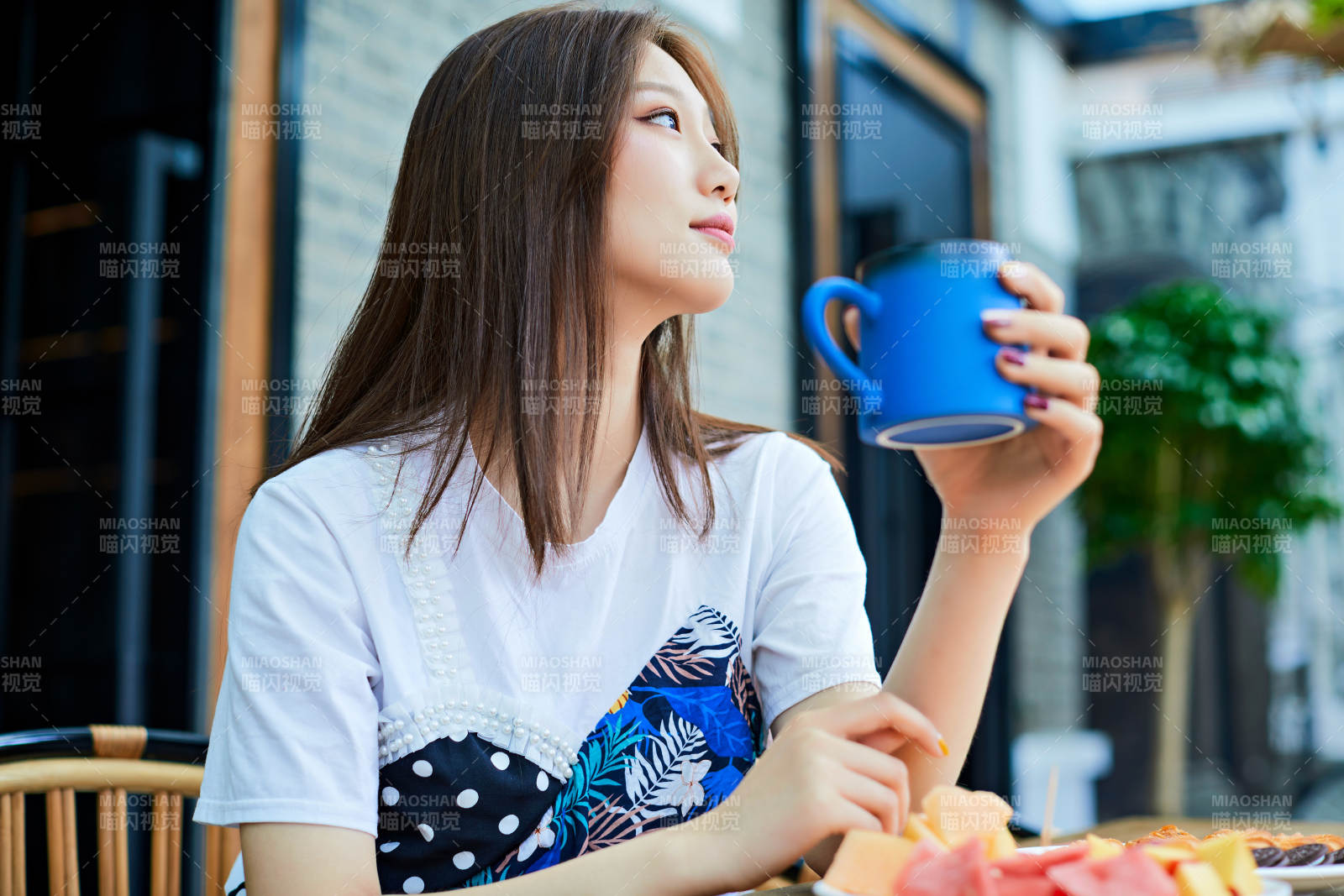 坐在咖啡圖書館吃東西的可愛少女