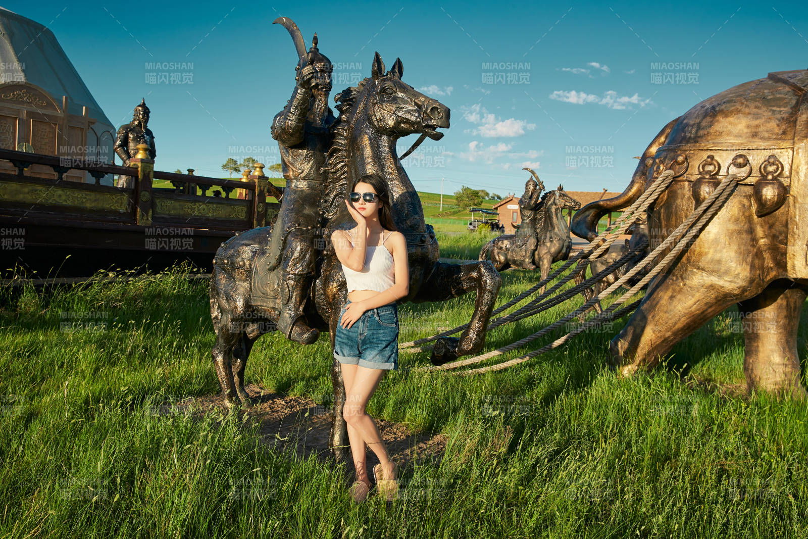 草原濕地公園游玩拍照的亞洲少女