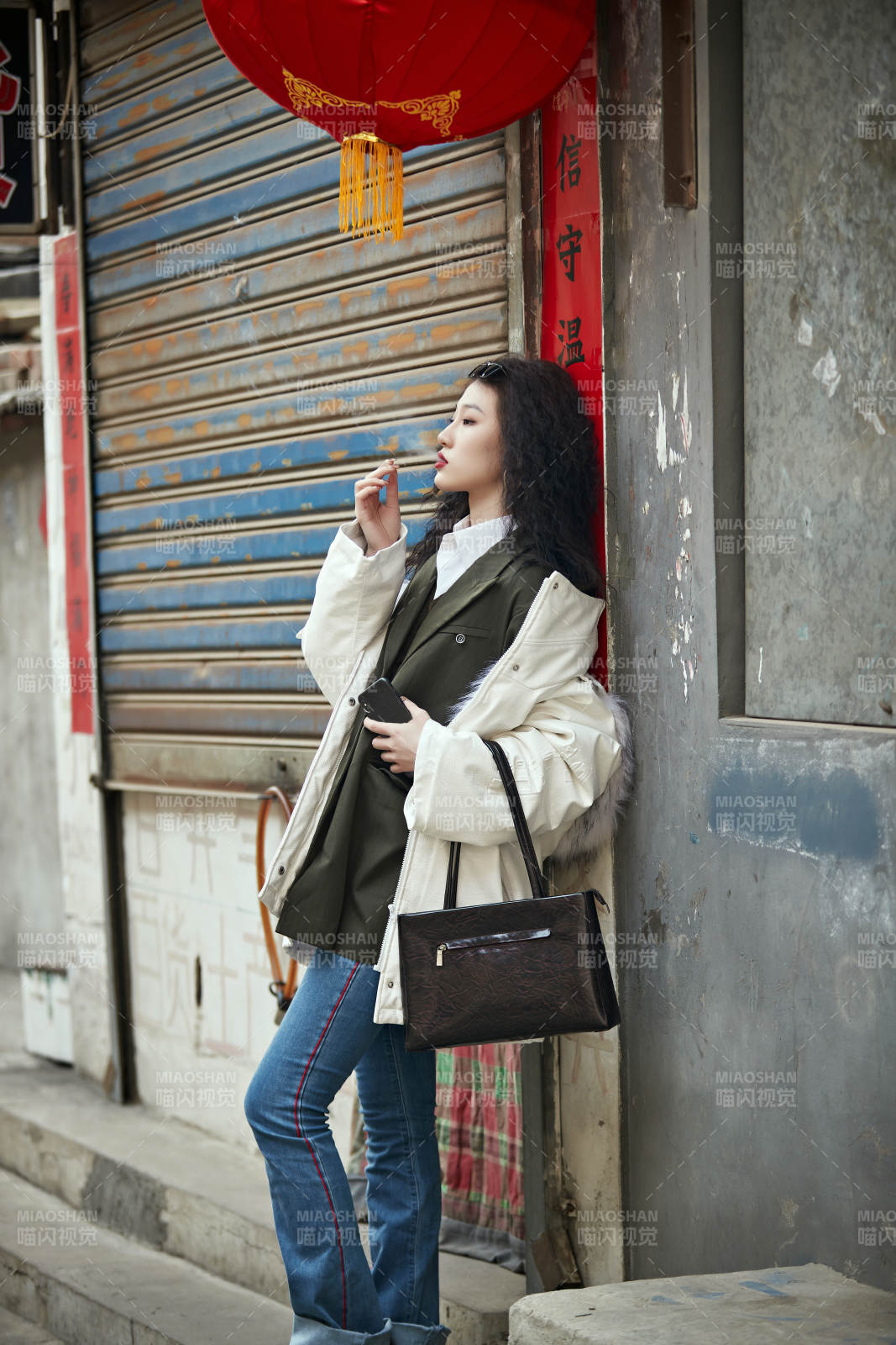 老舊城區里穿著復古港風的美麗清純少女