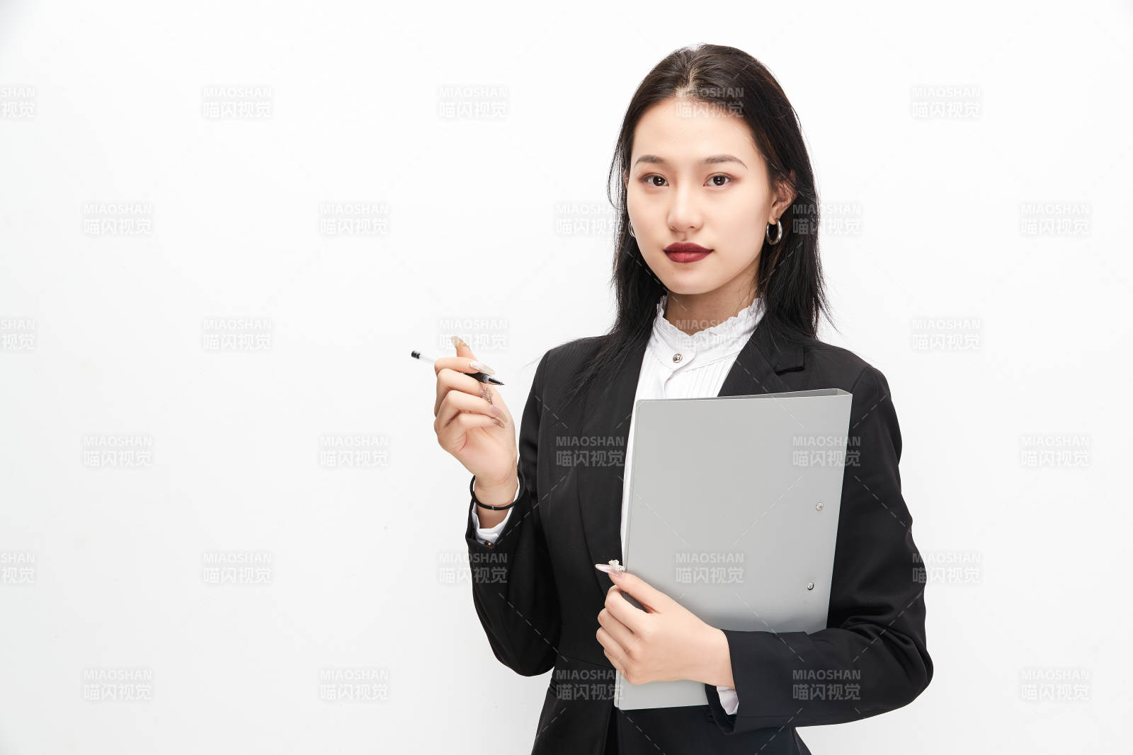 身穿西服拿著文件夾的美麗商務女士