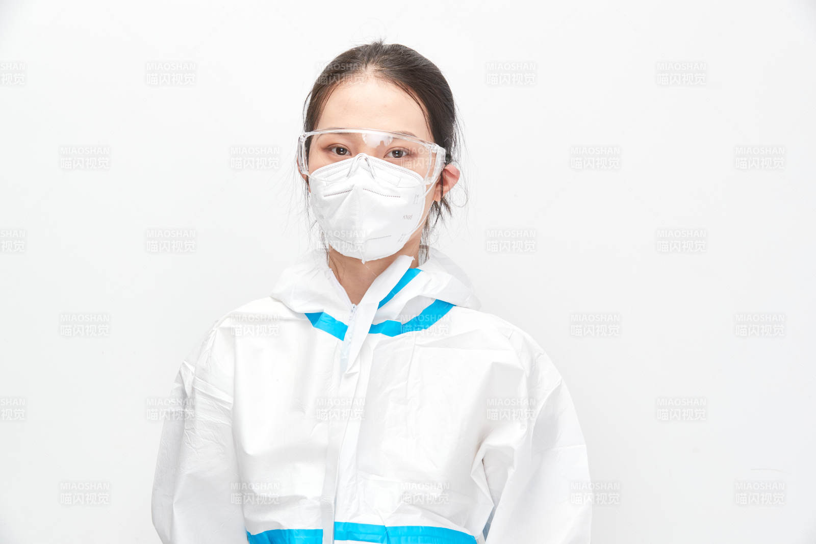 穿白色防護服佩戴護目鏡口罩的女性醫療人員