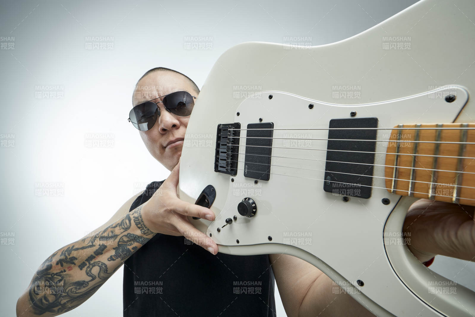 手持電吉他展示演奏的亞洲男性搖滾樂手人像