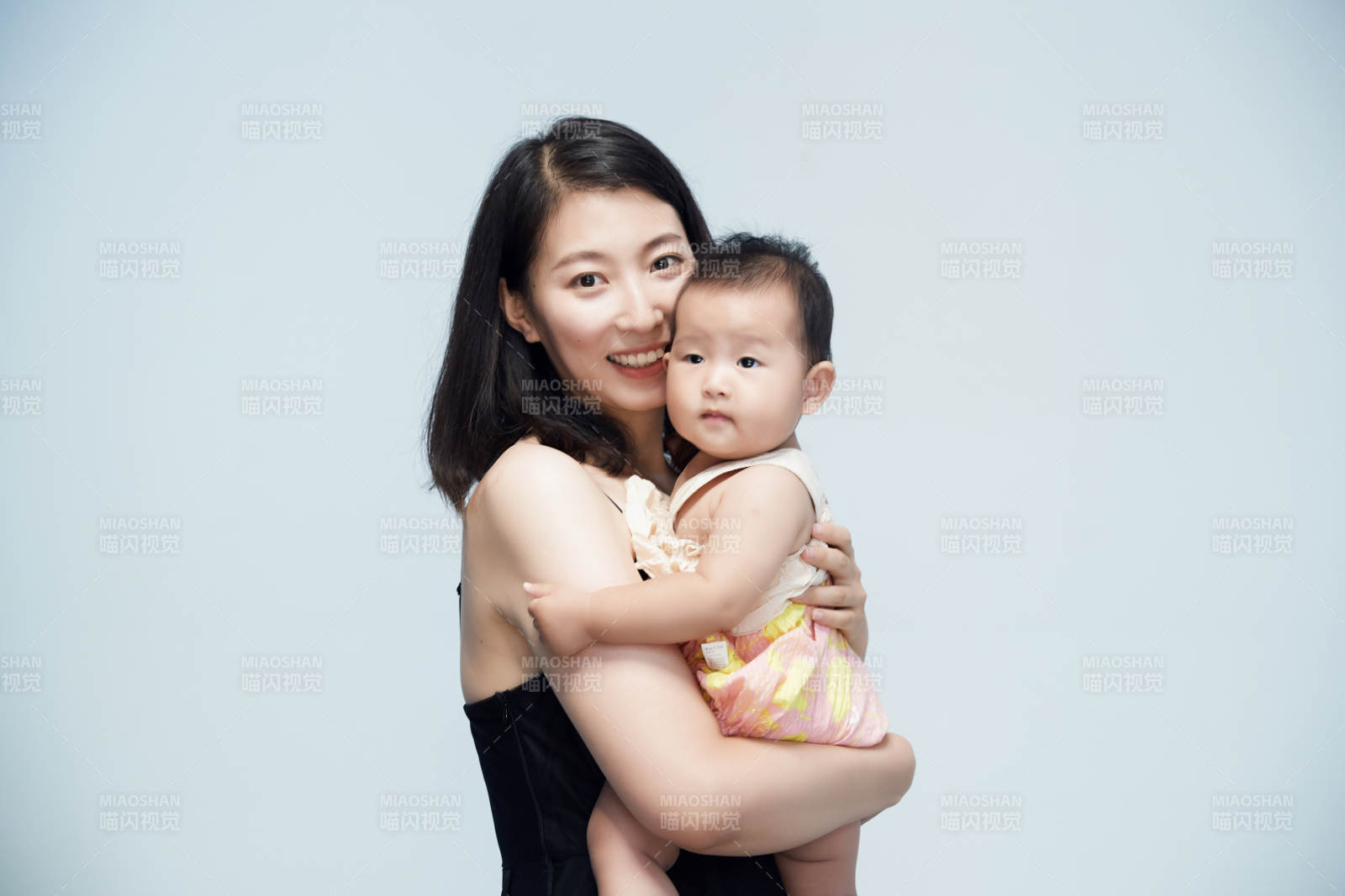 媽媽陪伴寶寶快樂的玩耍