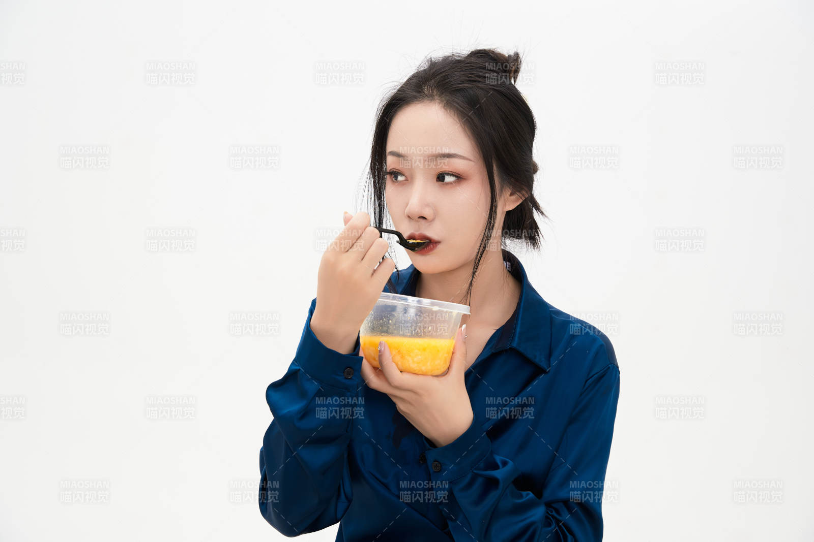 大吃特吃的亞洲可愛少女人像