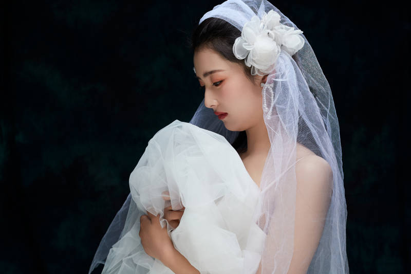 黑色背景下的女性复古婚纱妆面