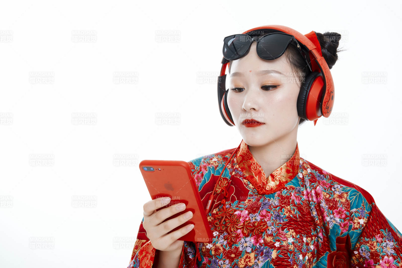 身穿中國傳統服飾的青年女性