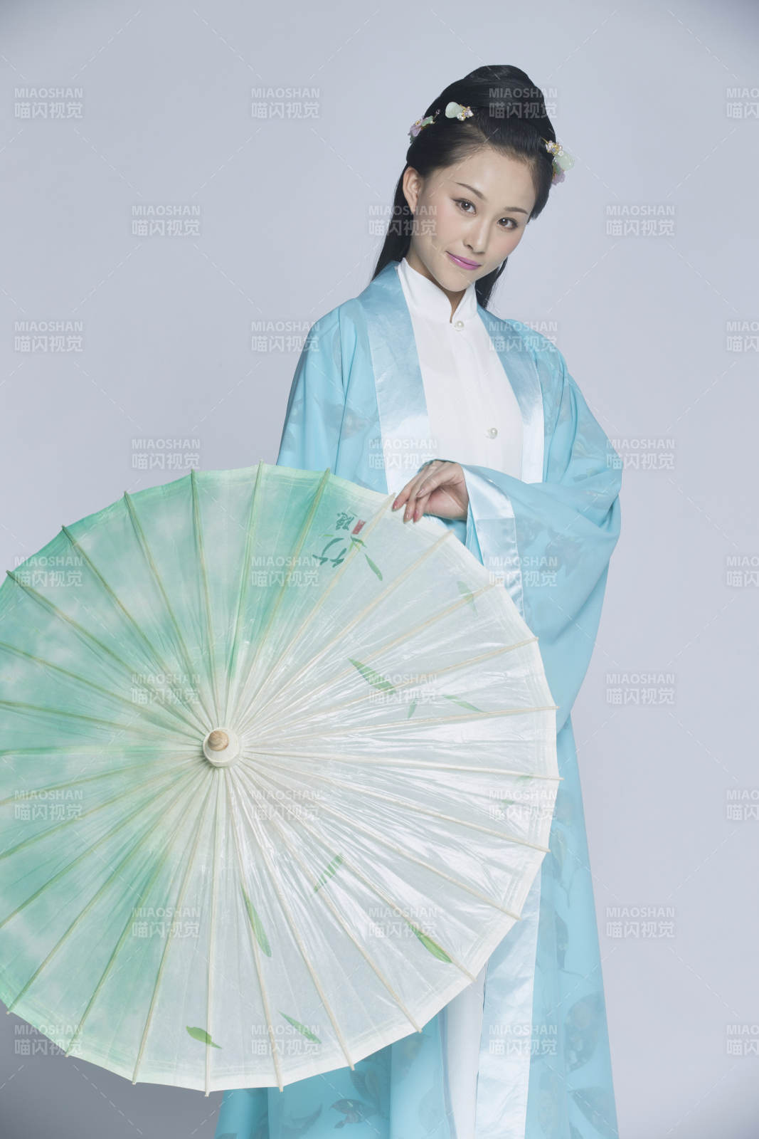 身穿古裝的漢服女性人像漢服影棚拍攝