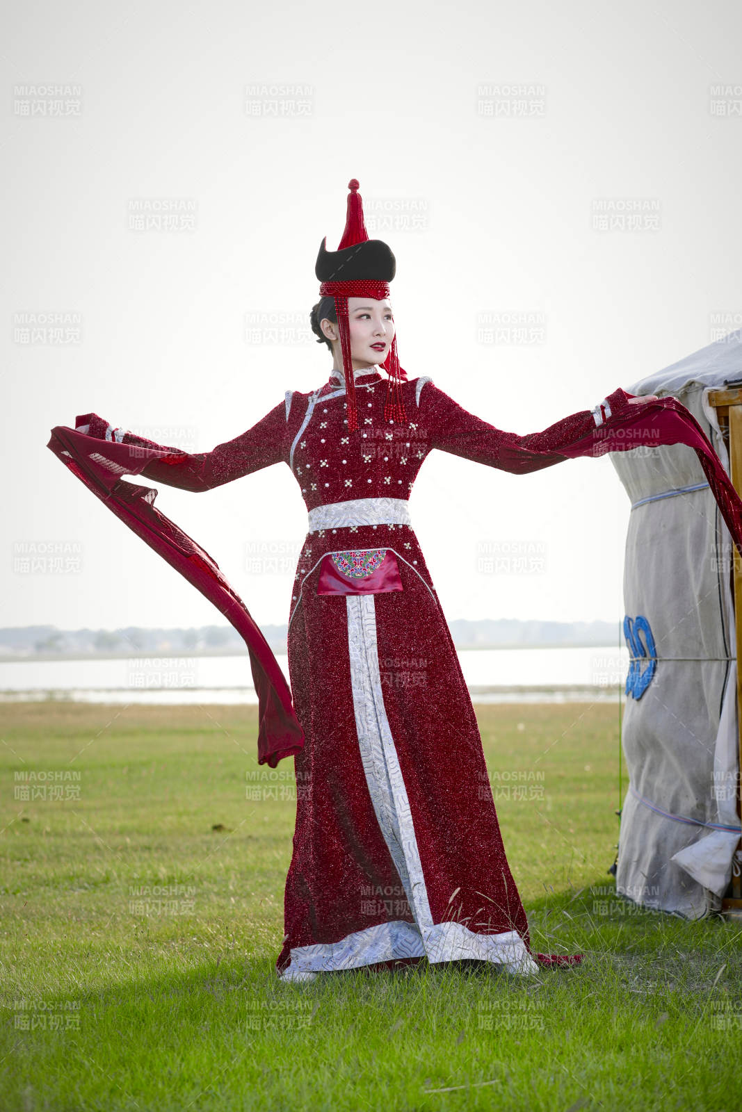 草原上穿著蒙古族傳統服飾的亞洲年輕美少女