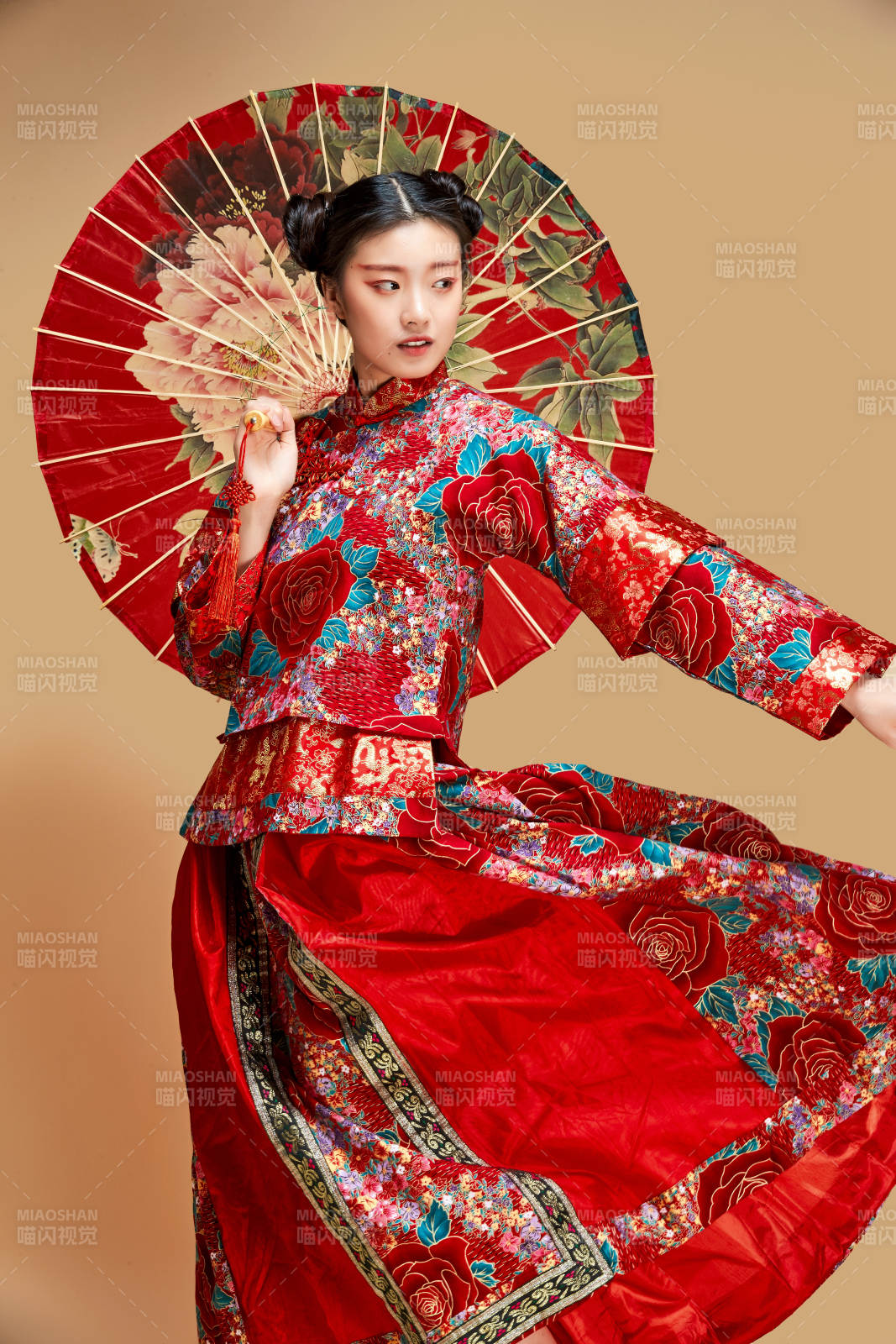 身穿中國秀禾服手撐油紙傘的亞洲女性模特