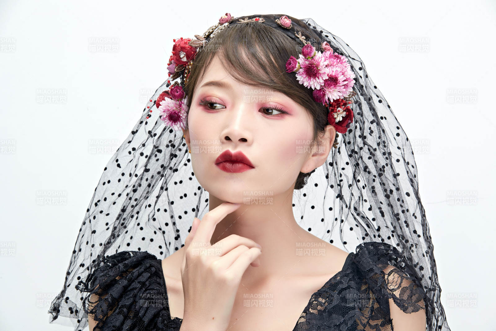 白色背景下的新娘彩妝美女人像