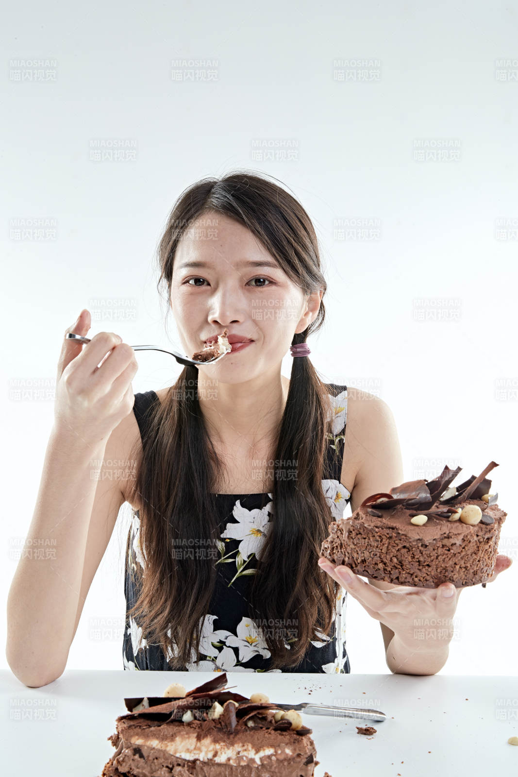 喝紅酒品嘗蛋糕的年輕女性