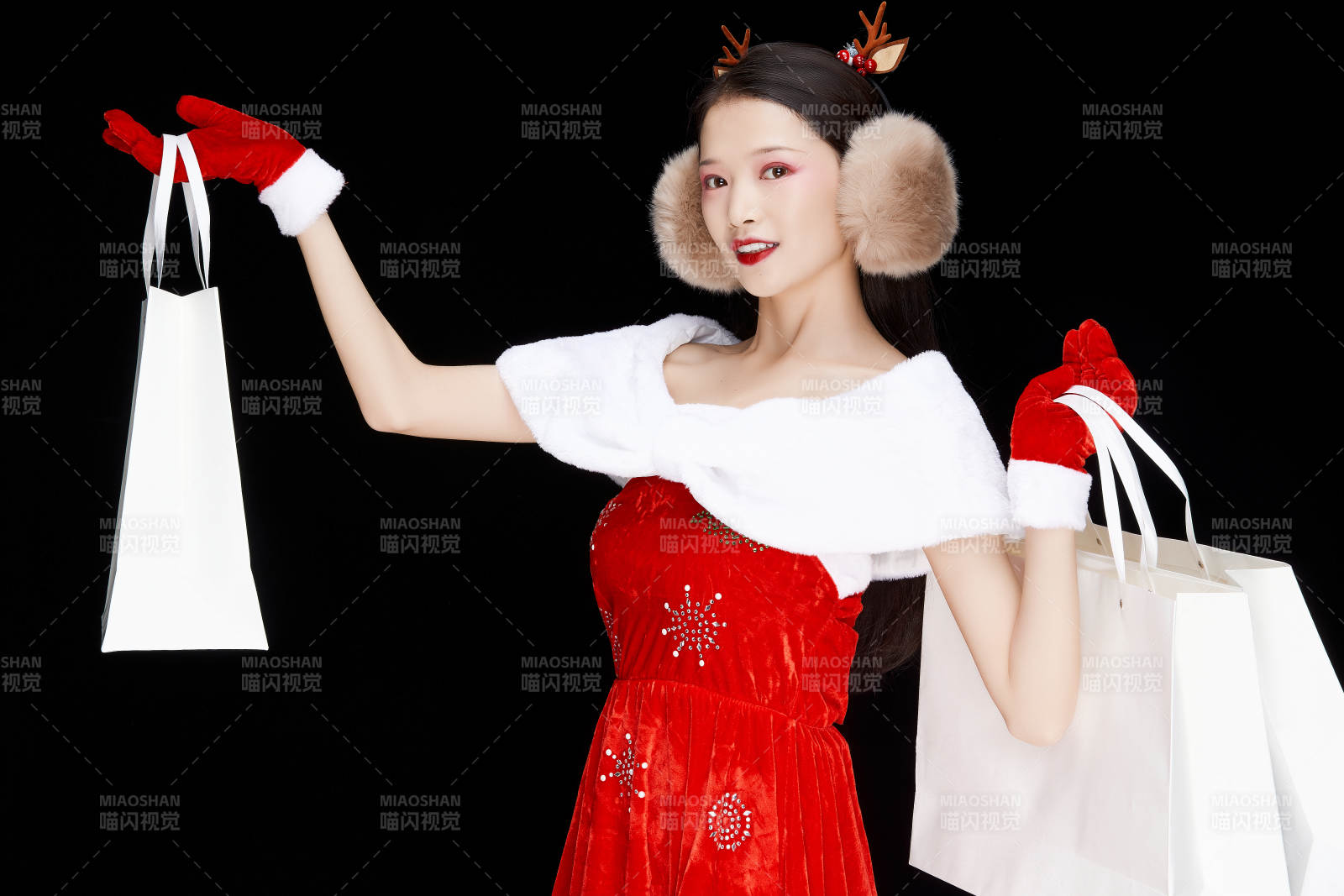 身穿圣誕服飾手提購物袋性感可愛的圣誕女郎