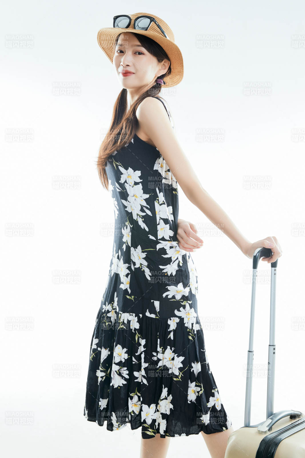 白色背景下準(zhǔn)備出發(fā)旅行的美麗東方女大學(xué)生