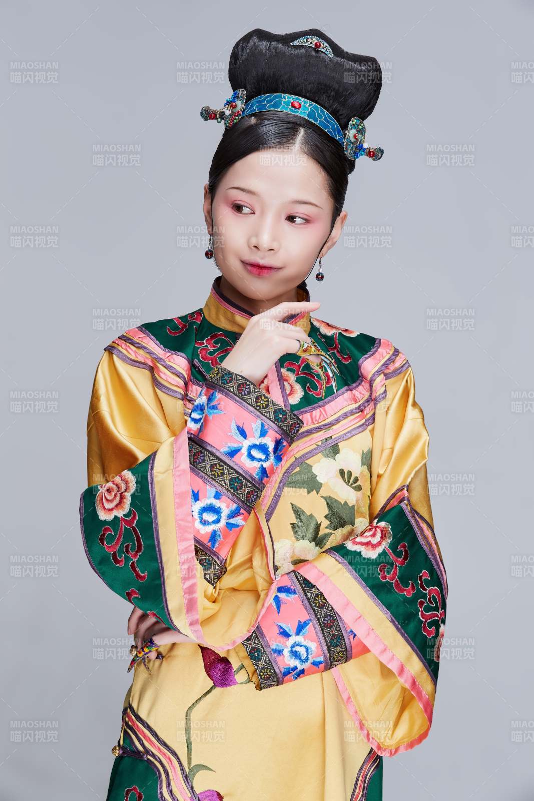 白色背景下的清代女性古裝造型清朝古裝