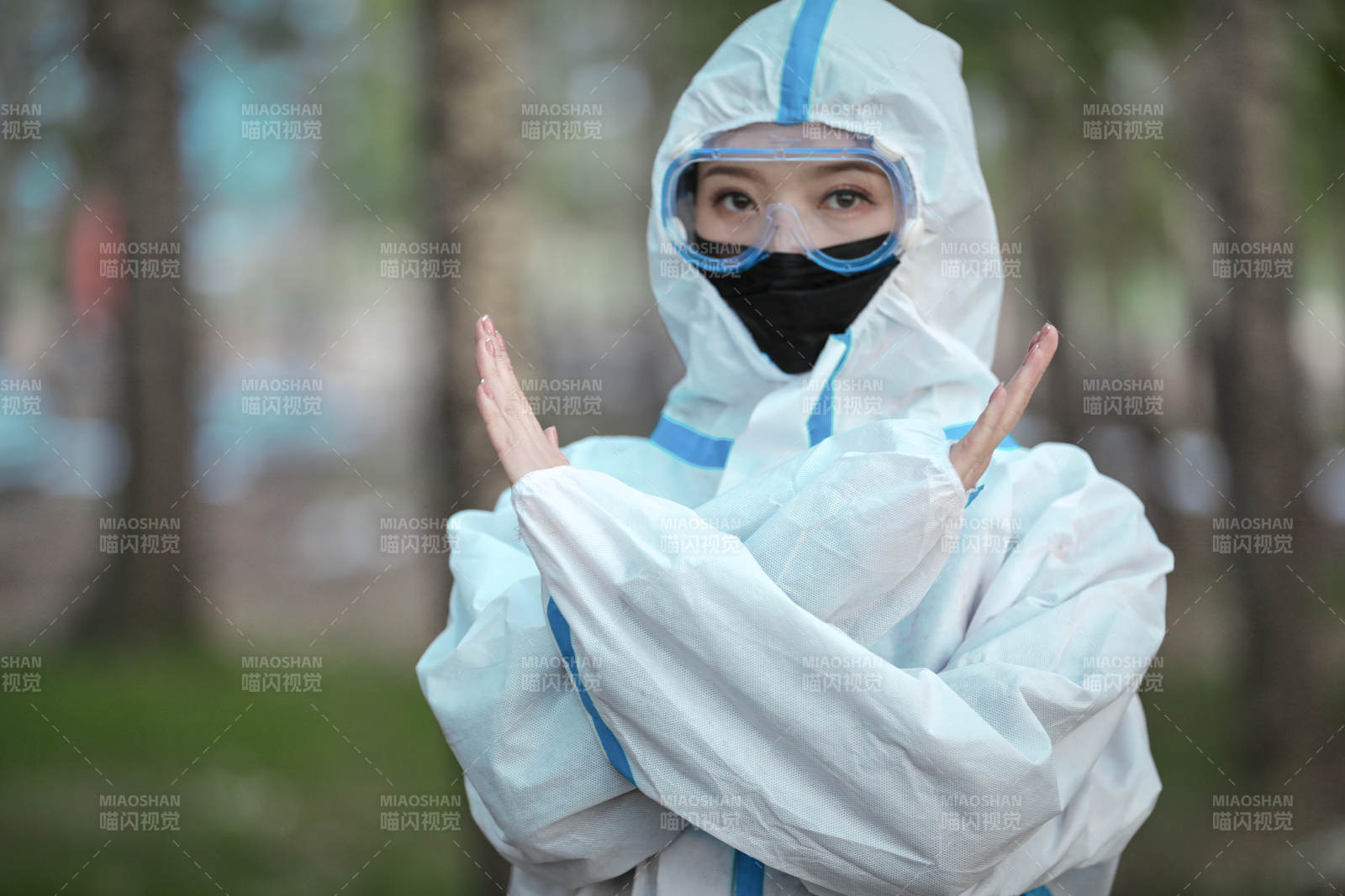 穿白色防護(hù)服佩戴護(hù)目鏡口罩的女性防護(hù)人員