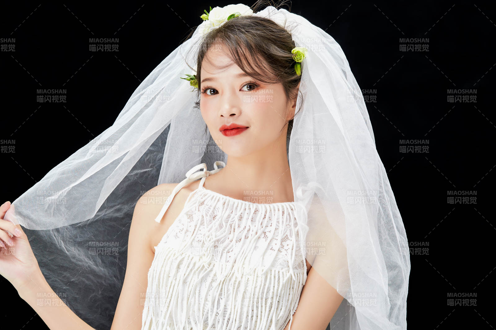 黑色背景下的美妝新娘彩妝人像