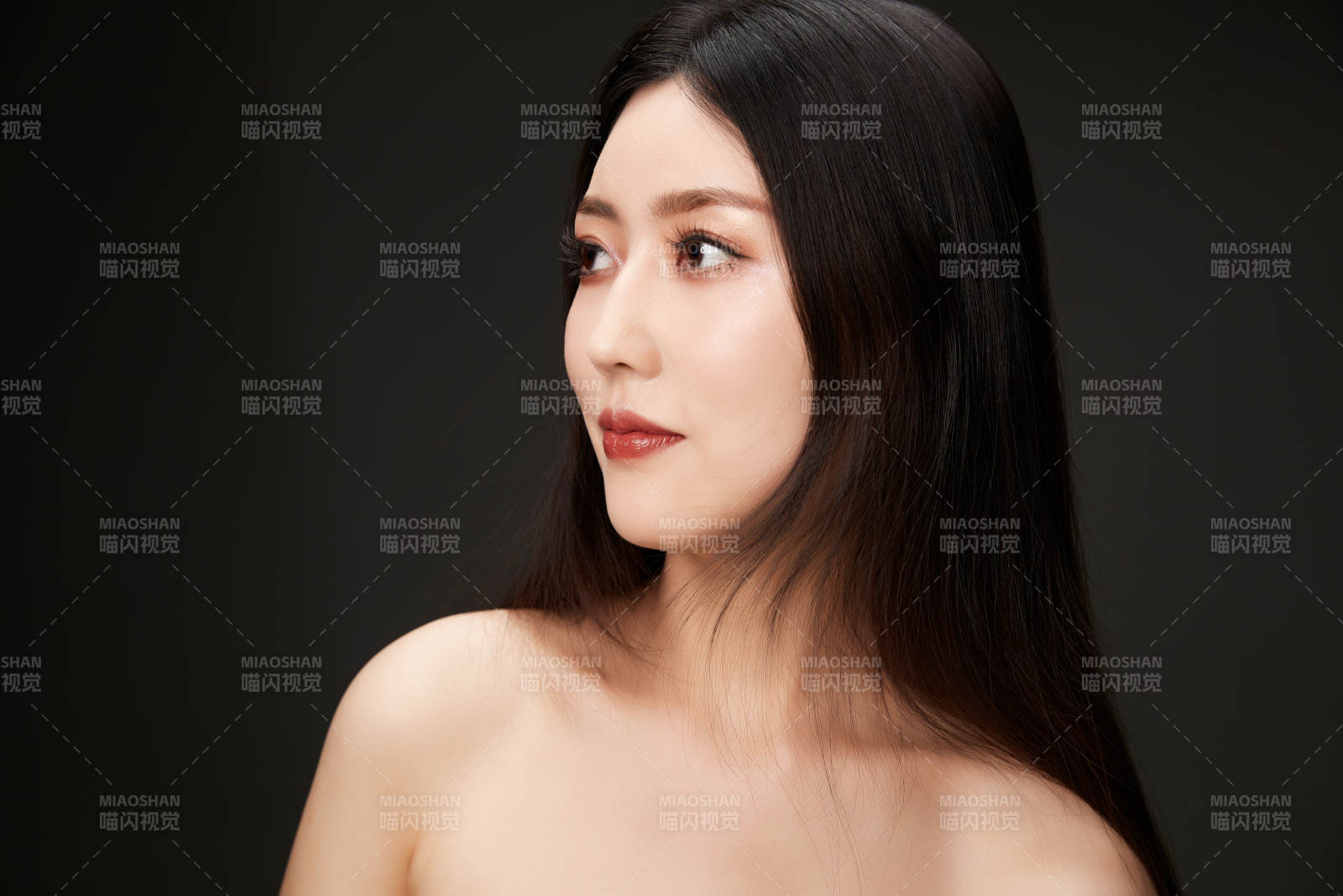 时尚亚洲女性婚纱妆面彩妆