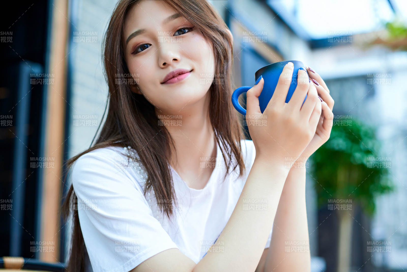 坐在咖啡圖書館吃東西的可愛少女