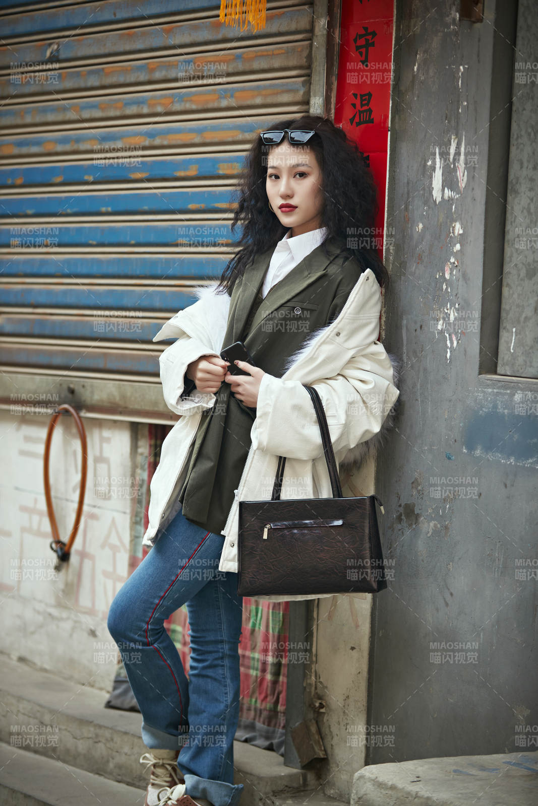 老舊城區里穿著復古港風的美麗清純少女