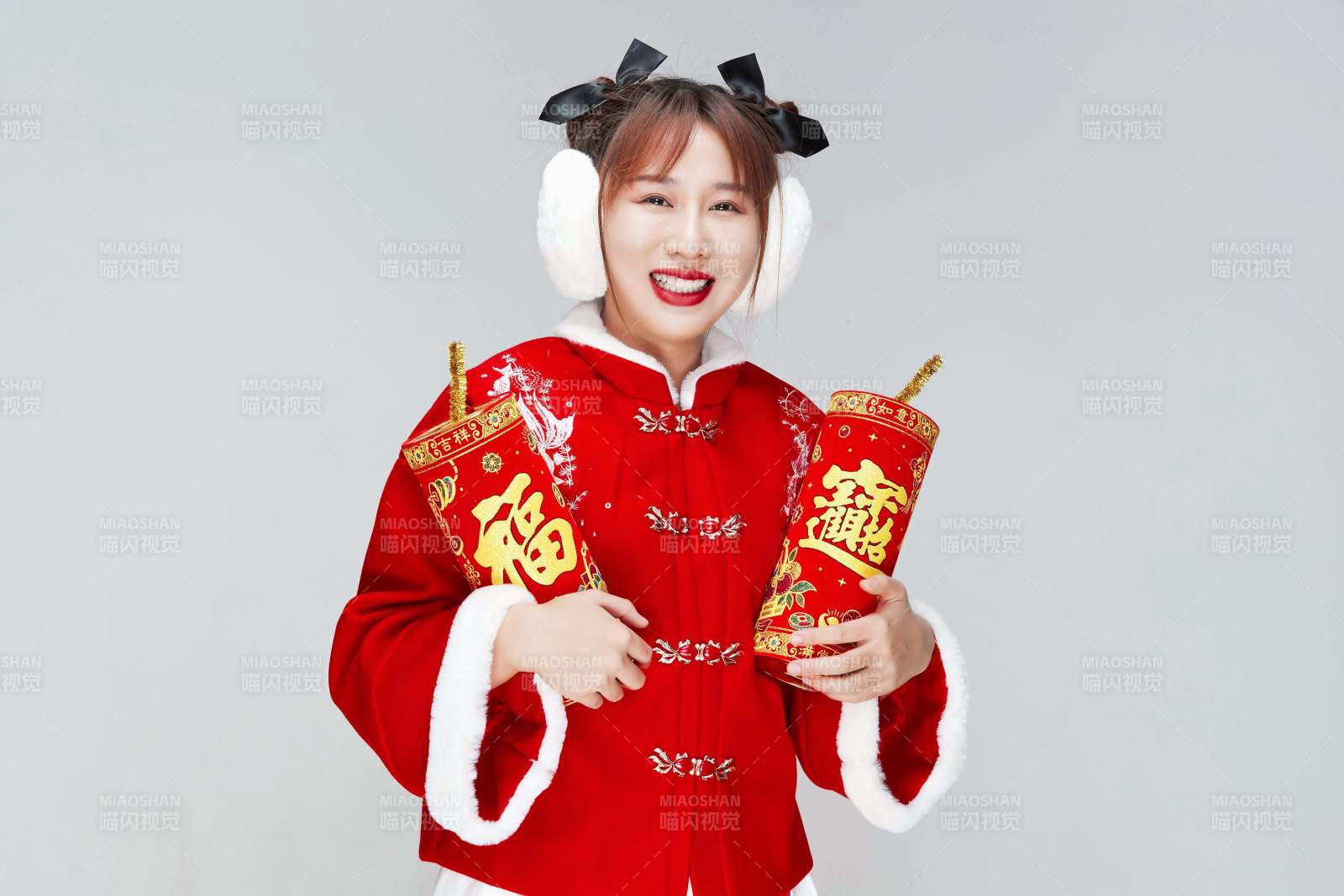 懷抱爆竹身穿喜慶漢服的可愛少女