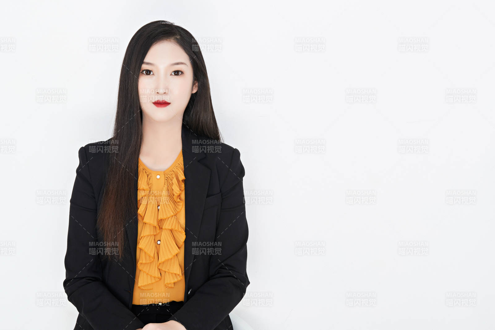 白色背景下的美麗商務(wù)女性肖像