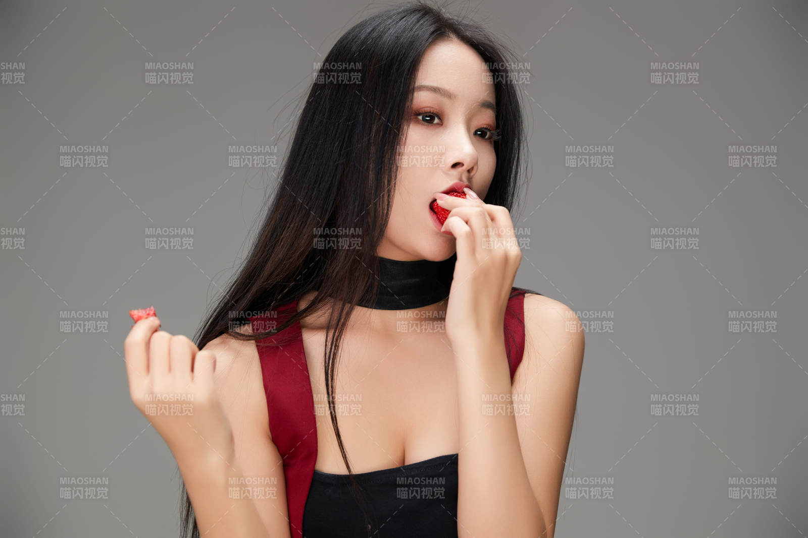 吃水果的亞洲東方長發少女