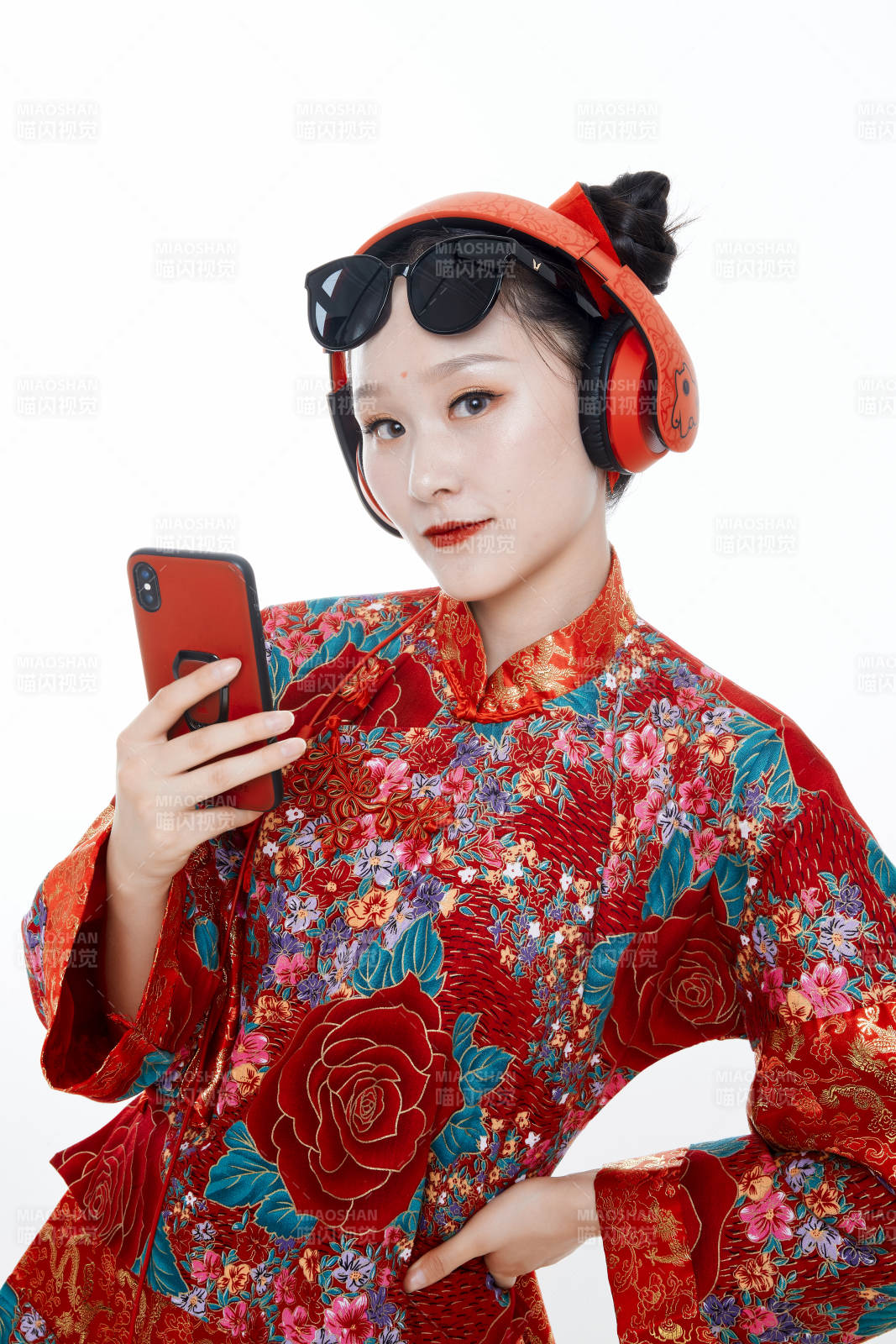 身穿中國(guó)傳統(tǒng)服飾的青年女性