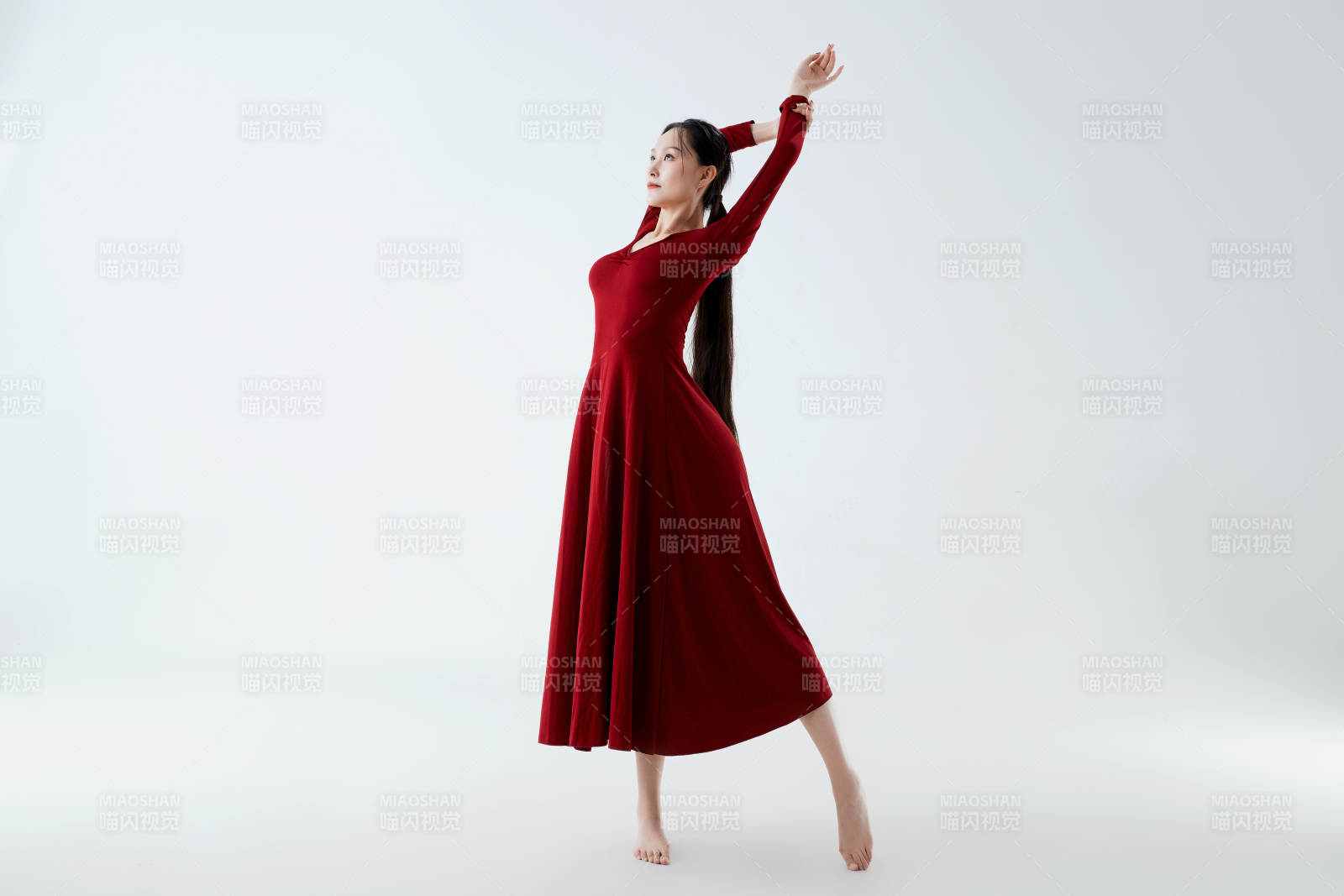 穿著紅色長裙翩翩起舞的少女