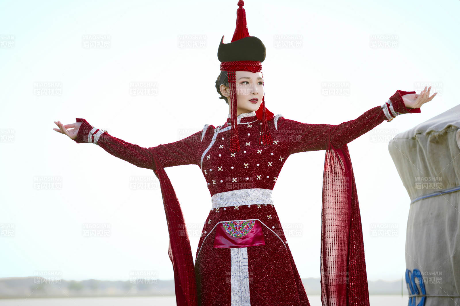 草原上穿著蒙古族傳統(tǒng)服飾的亞洲年輕美少女