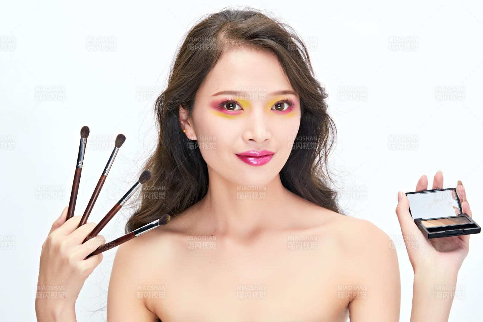 白色背景下棚拍化妝中的美女