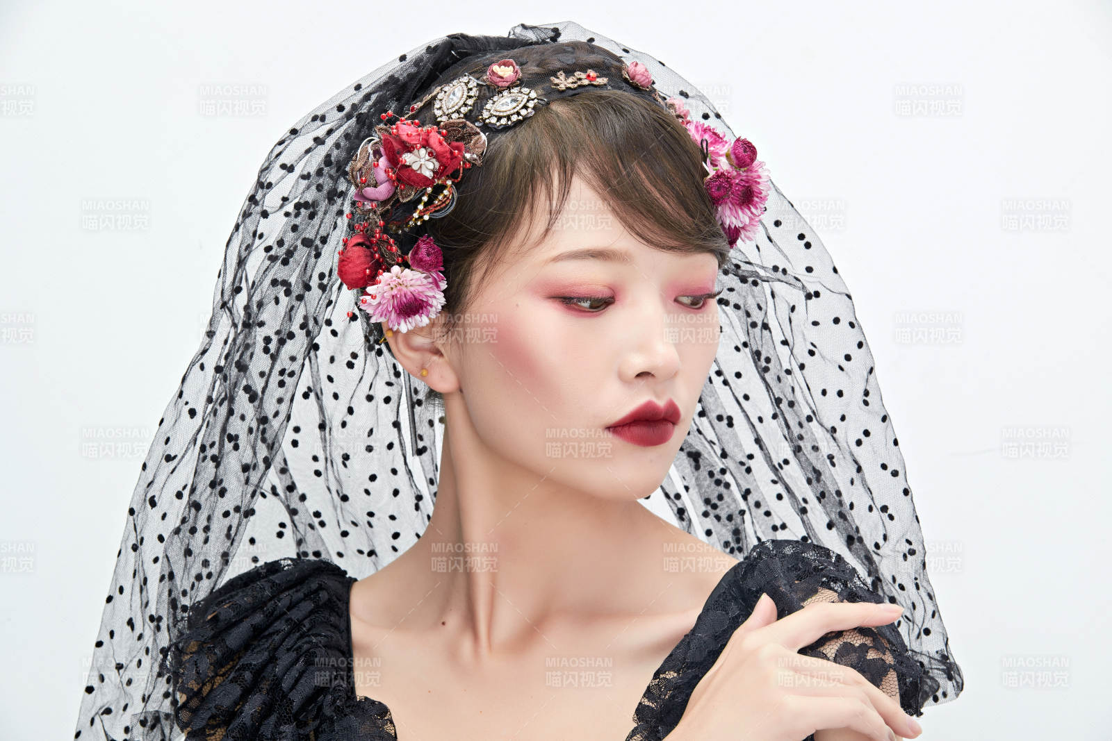 白色背景下的新娘彩妝美女人像