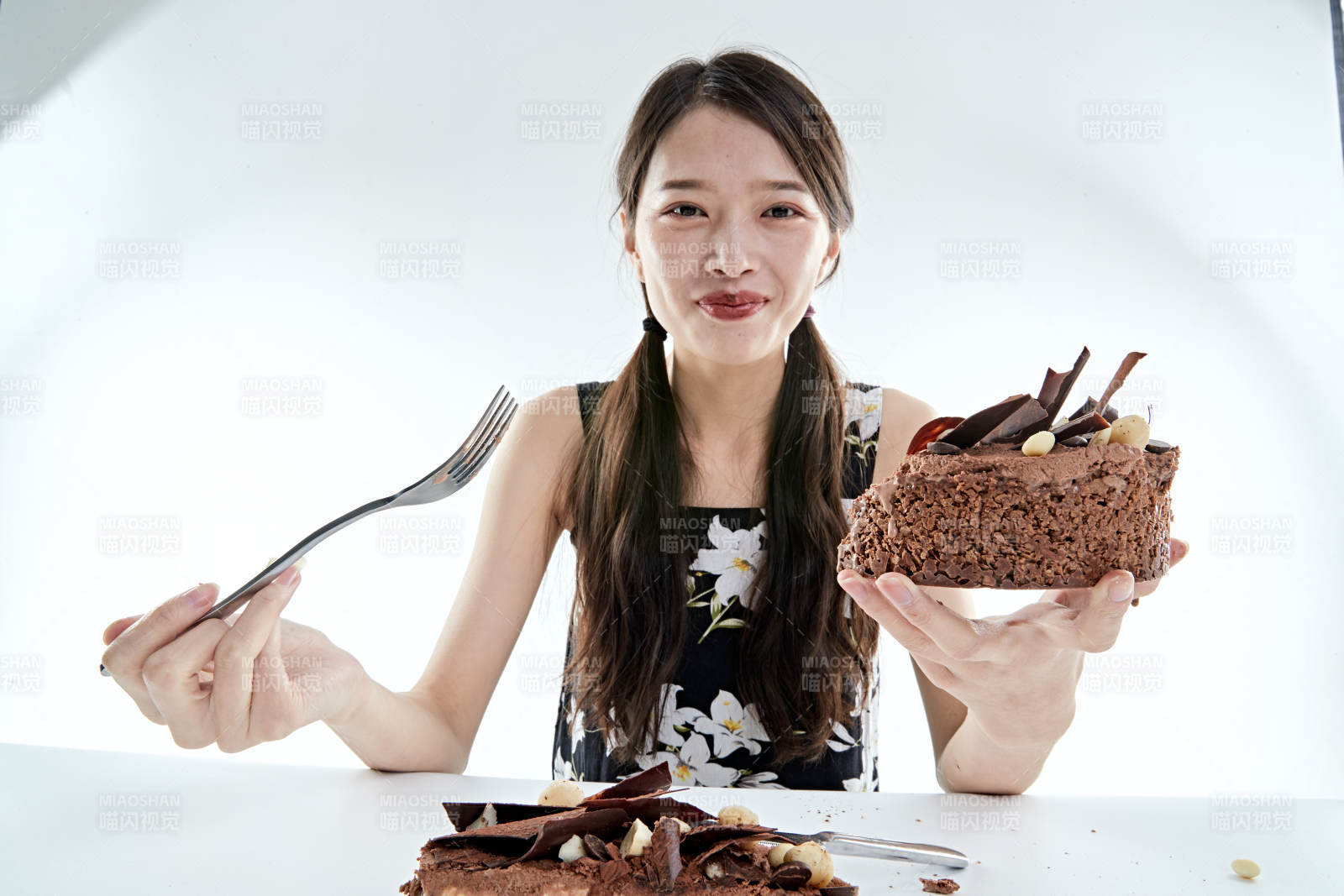 喝紅酒品嘗蛋糕的年輕女性