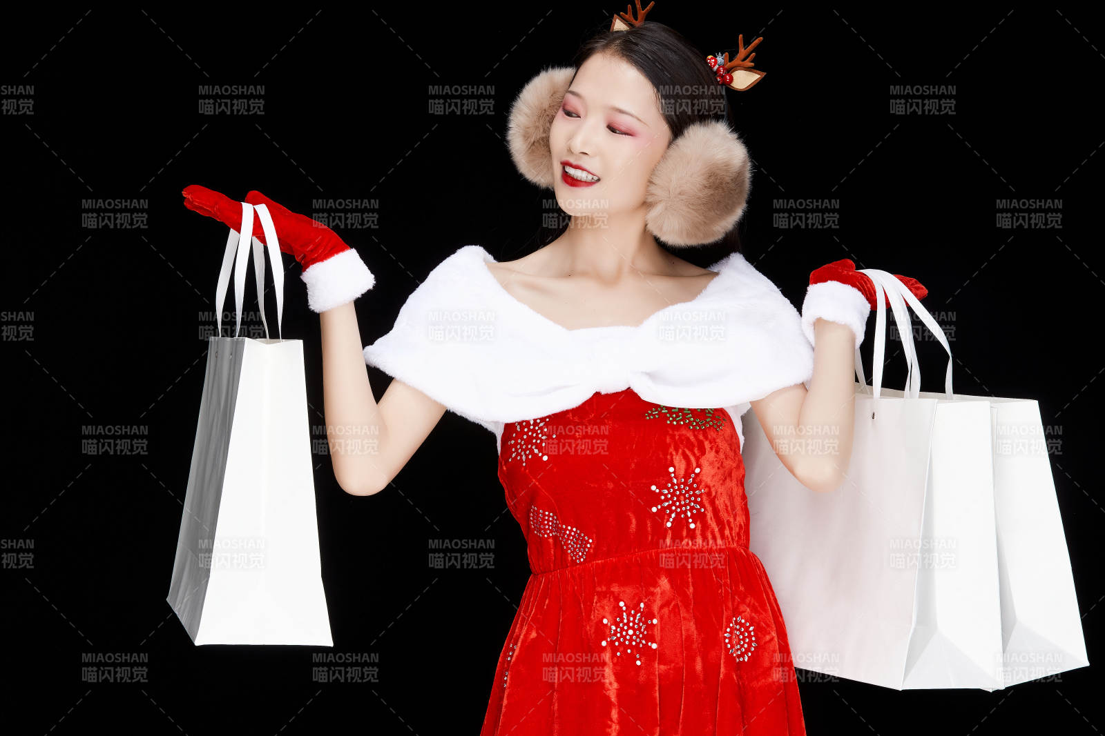 身穿圣誕服飾手提購物袋性感可愛的圣誕女郎