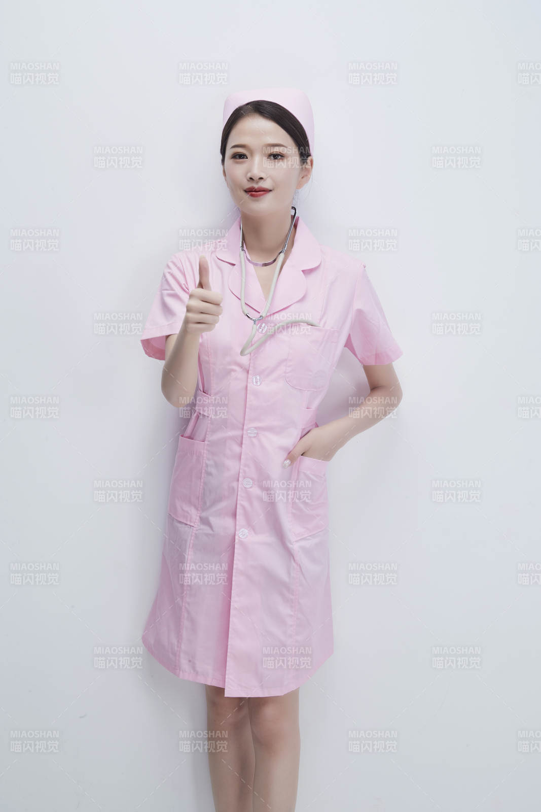 身穿粉色護士服佩戴聽診器的女性醫護人員