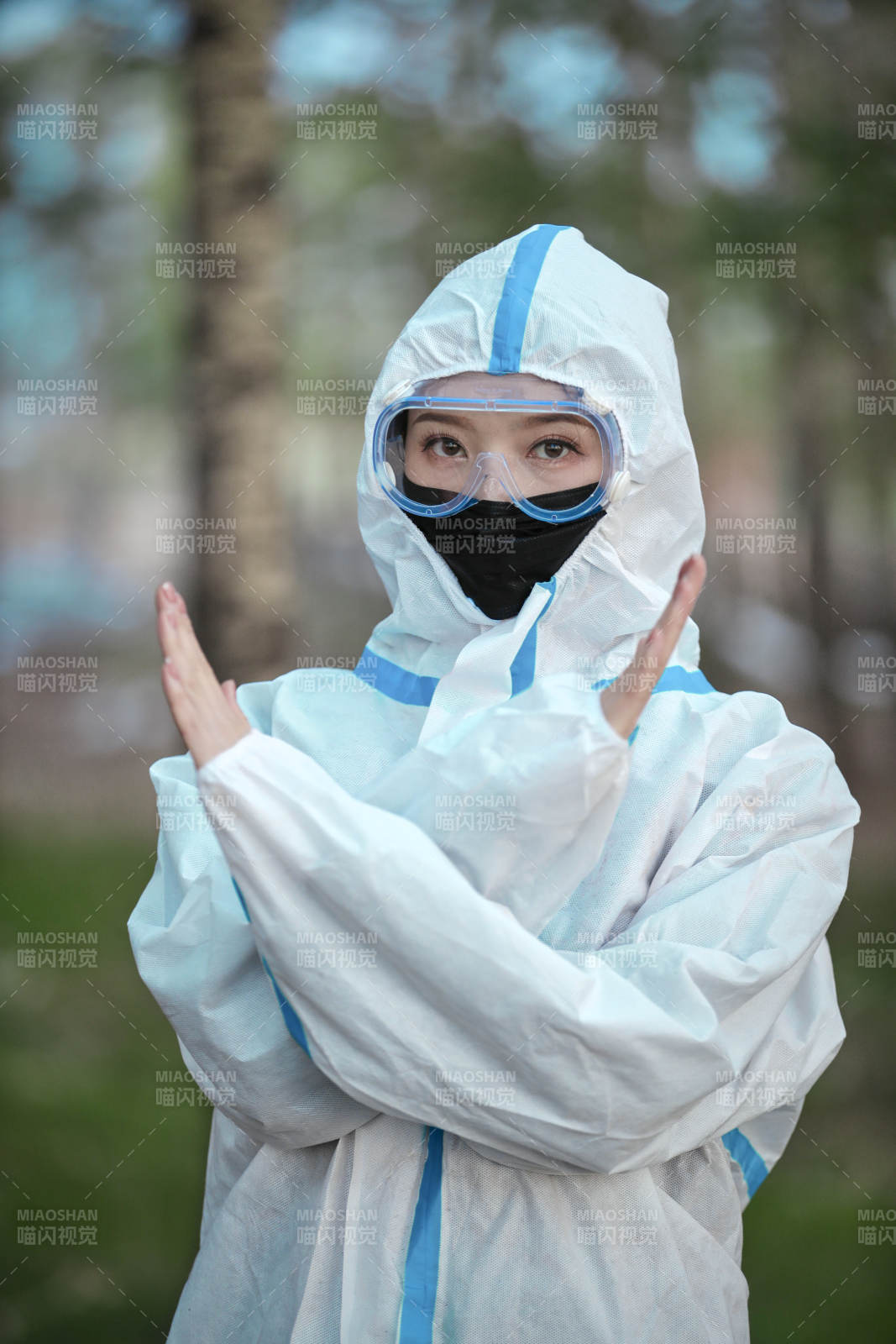 穿白色防護(hù)服佩戴護(hù)目鏡口罩的女性防護(hù)人員