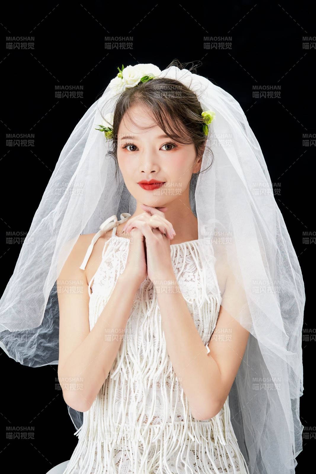 黑色背景下的美妝新娘彩妝人像