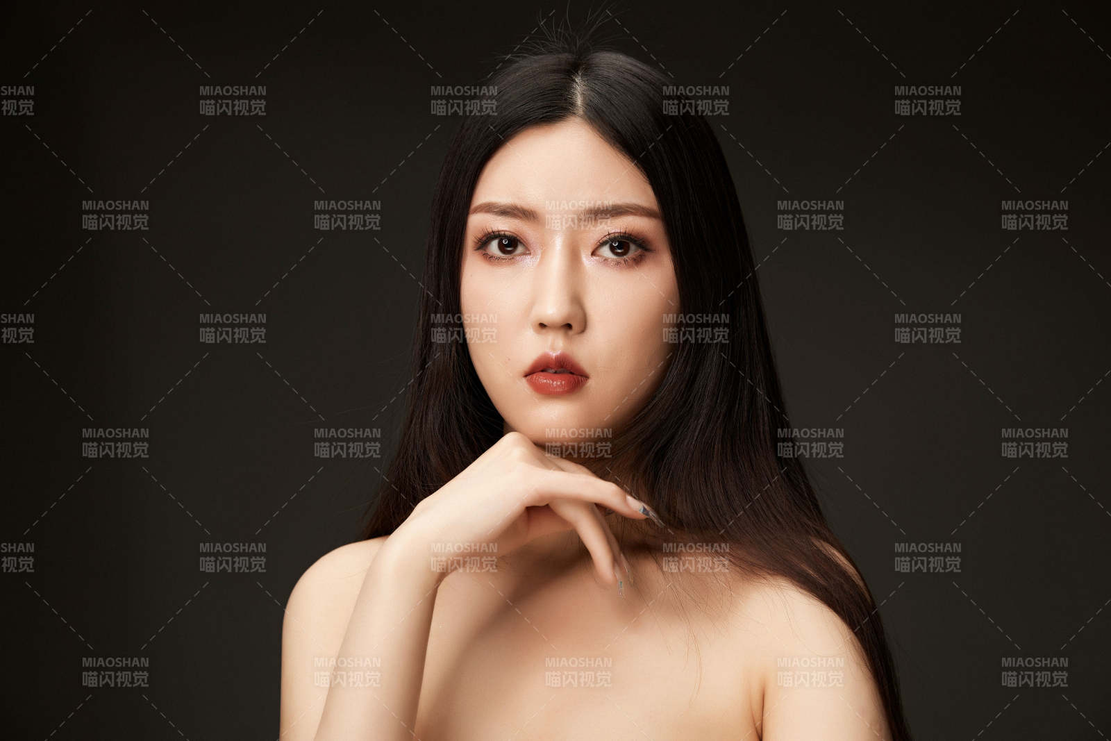 時(shí)尚亞洲女性婚紗妝面彩妝