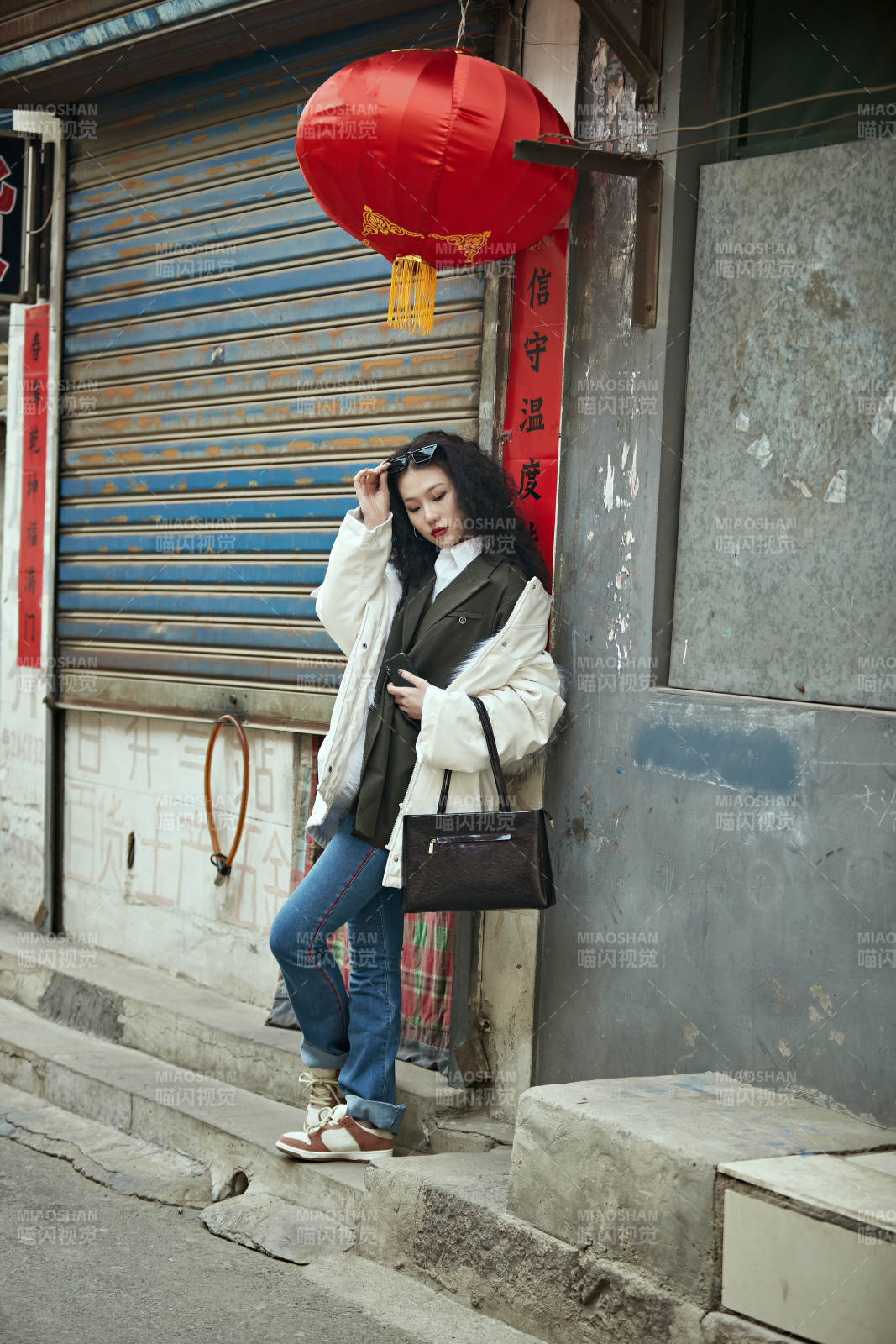 老舊城區里穿著復古港風的美麗清純少女