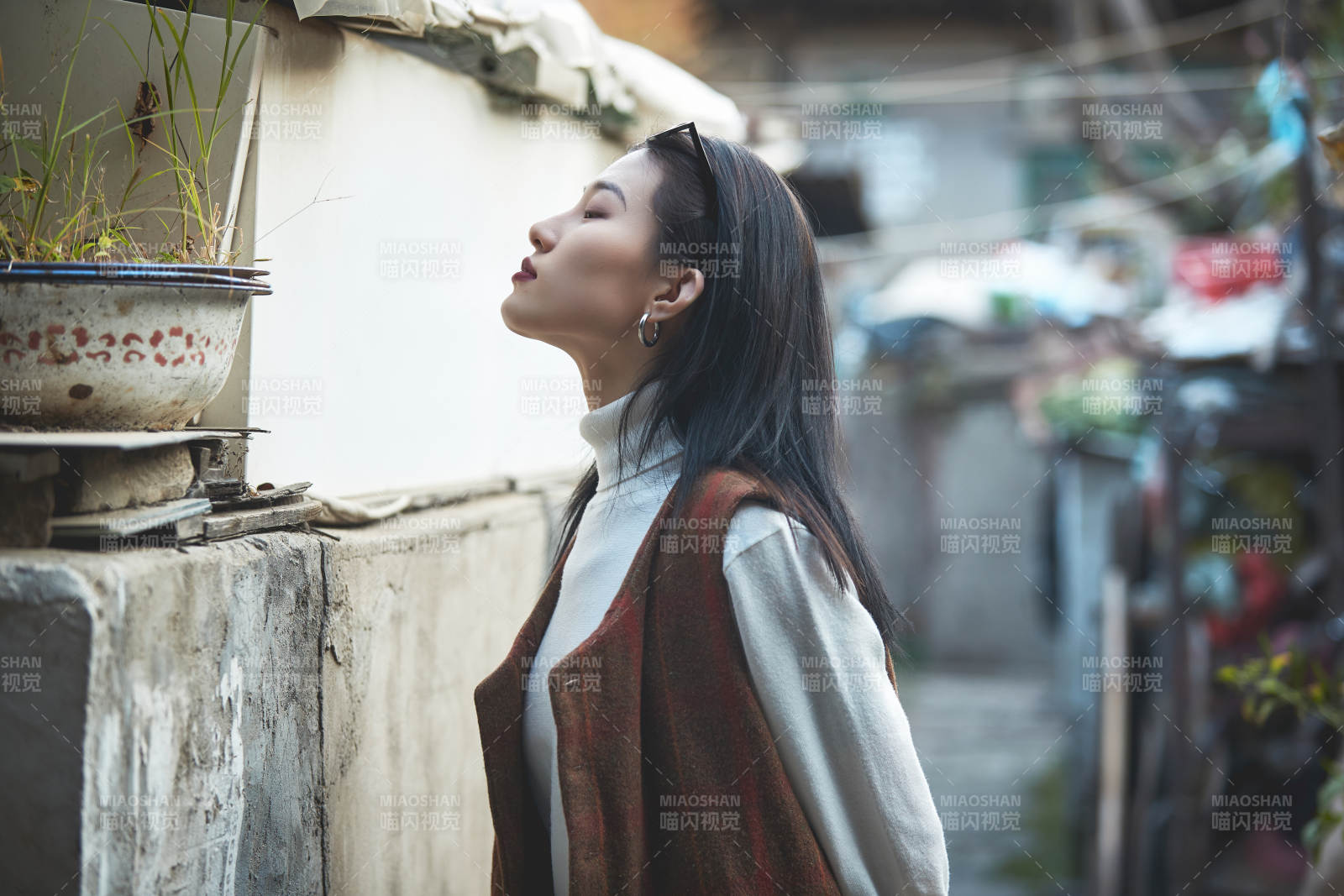 老舊城區(qū)里穿著復(fù)古港風(fēng)的美麗清純少女