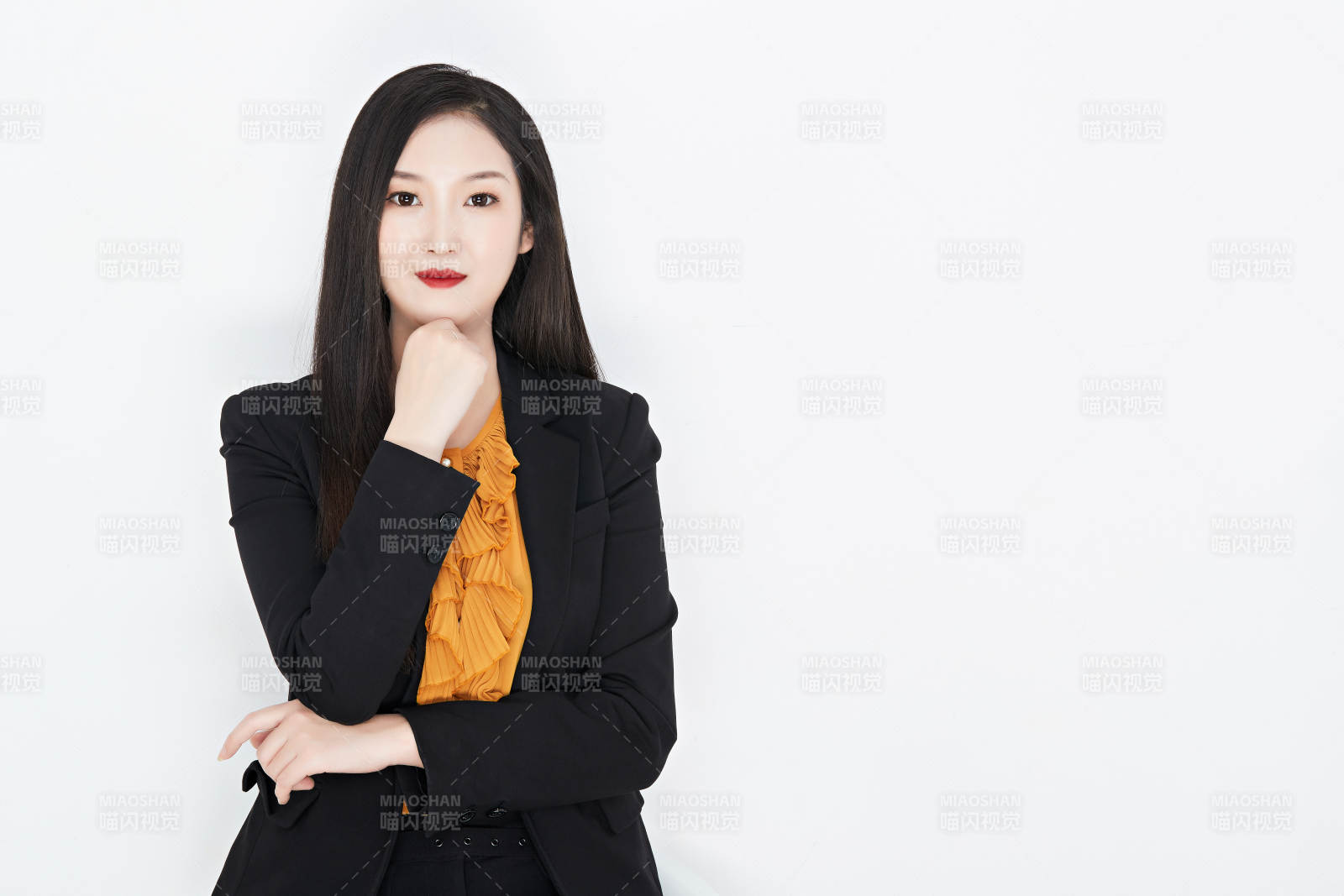 白色背景下的美麗商務女性肖像