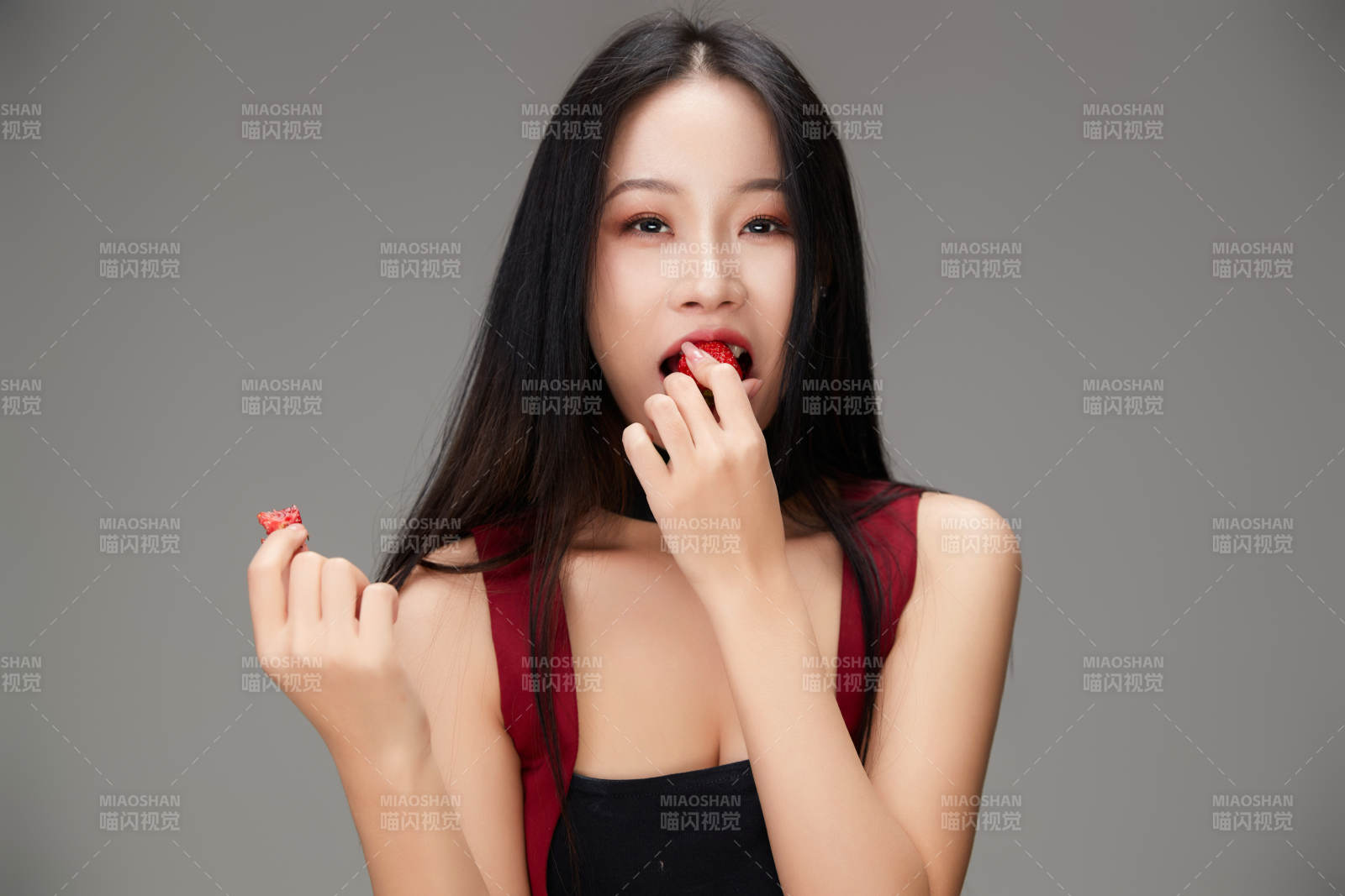 吃水果的亚洲东方长发少女