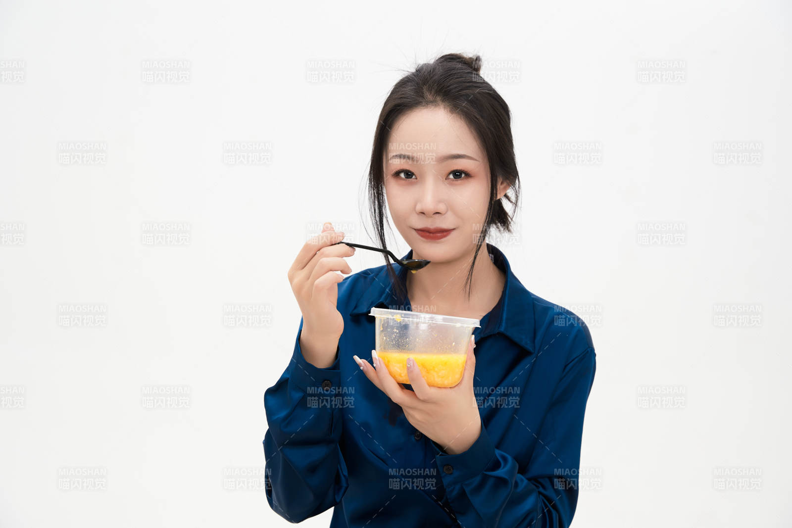 大吃特吃的亞洲可愛少女人像