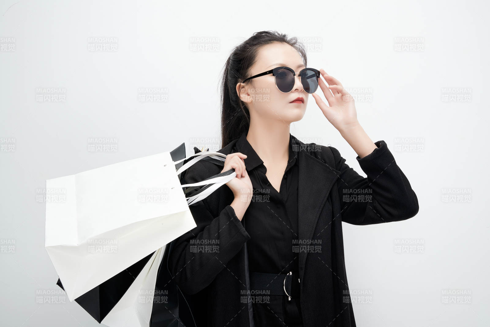 白色背景下手提購物袋時尚美麗的亞洲少女