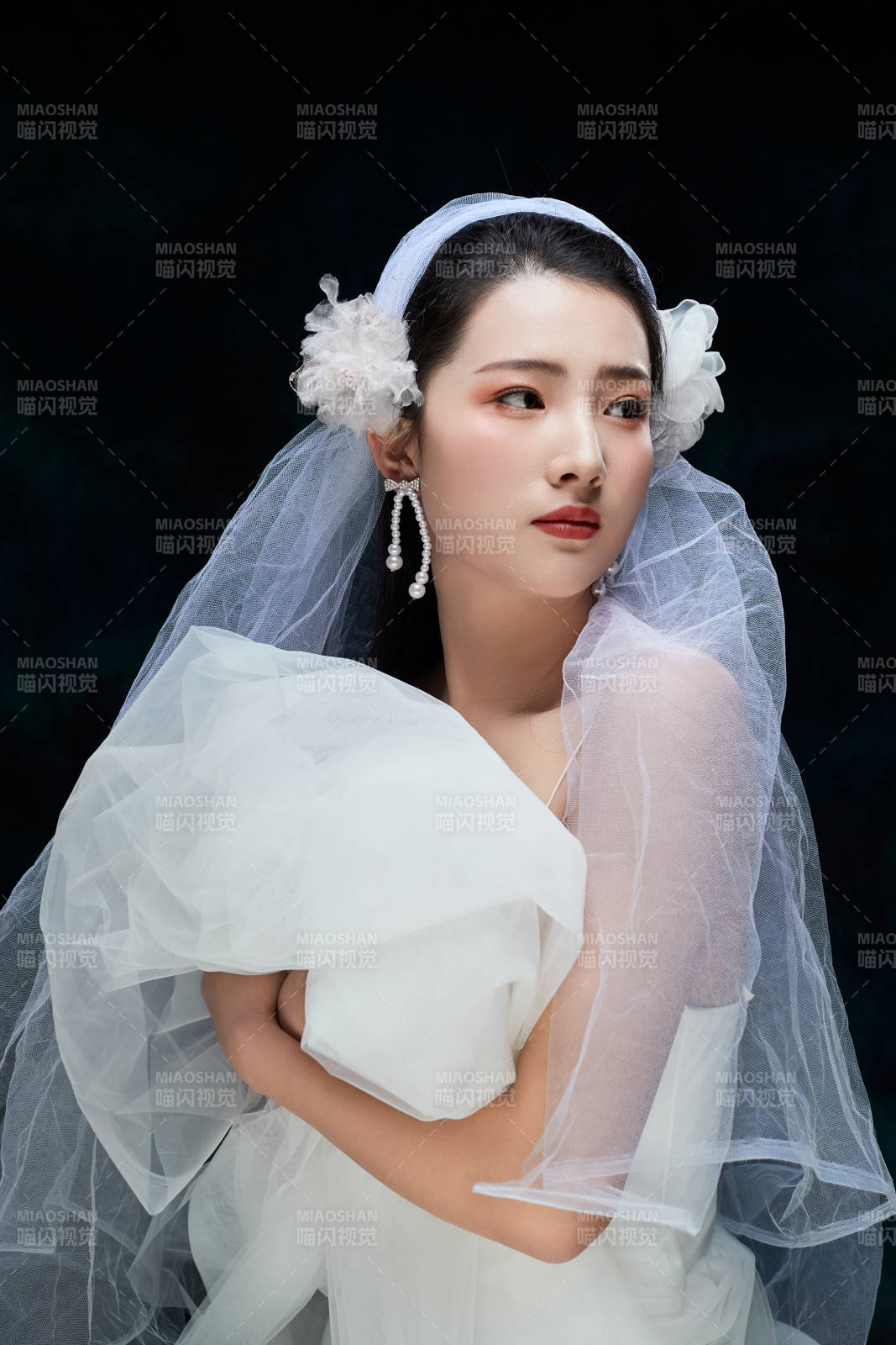 黑色背景下的女性復古婚紗妝面