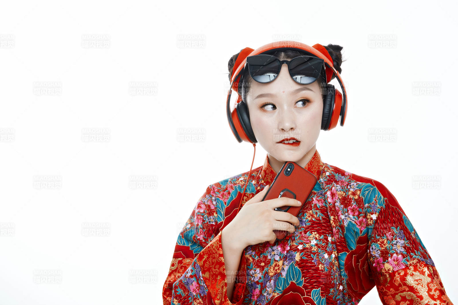 身穿中國傳統服飾的青年女性