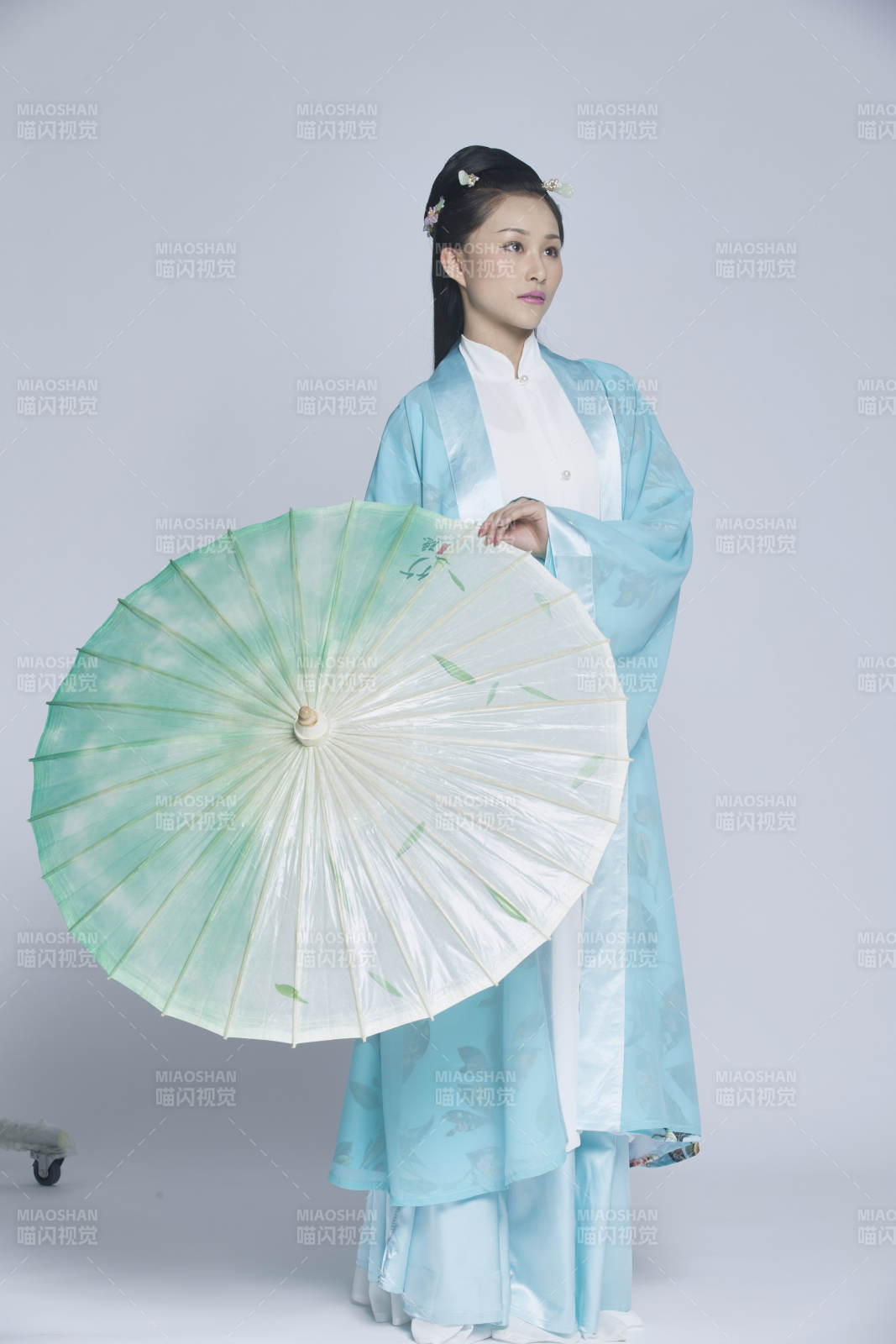 身穿古裝的漢服女性人像漢服影棚拍攝