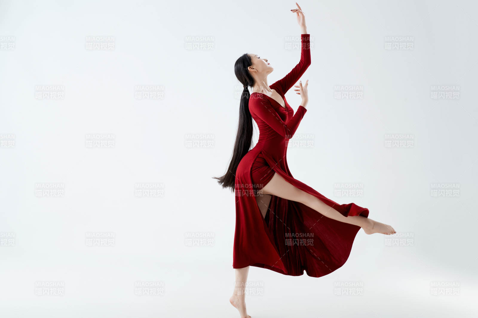 穿著紅色長裙翩翩起舞的少女